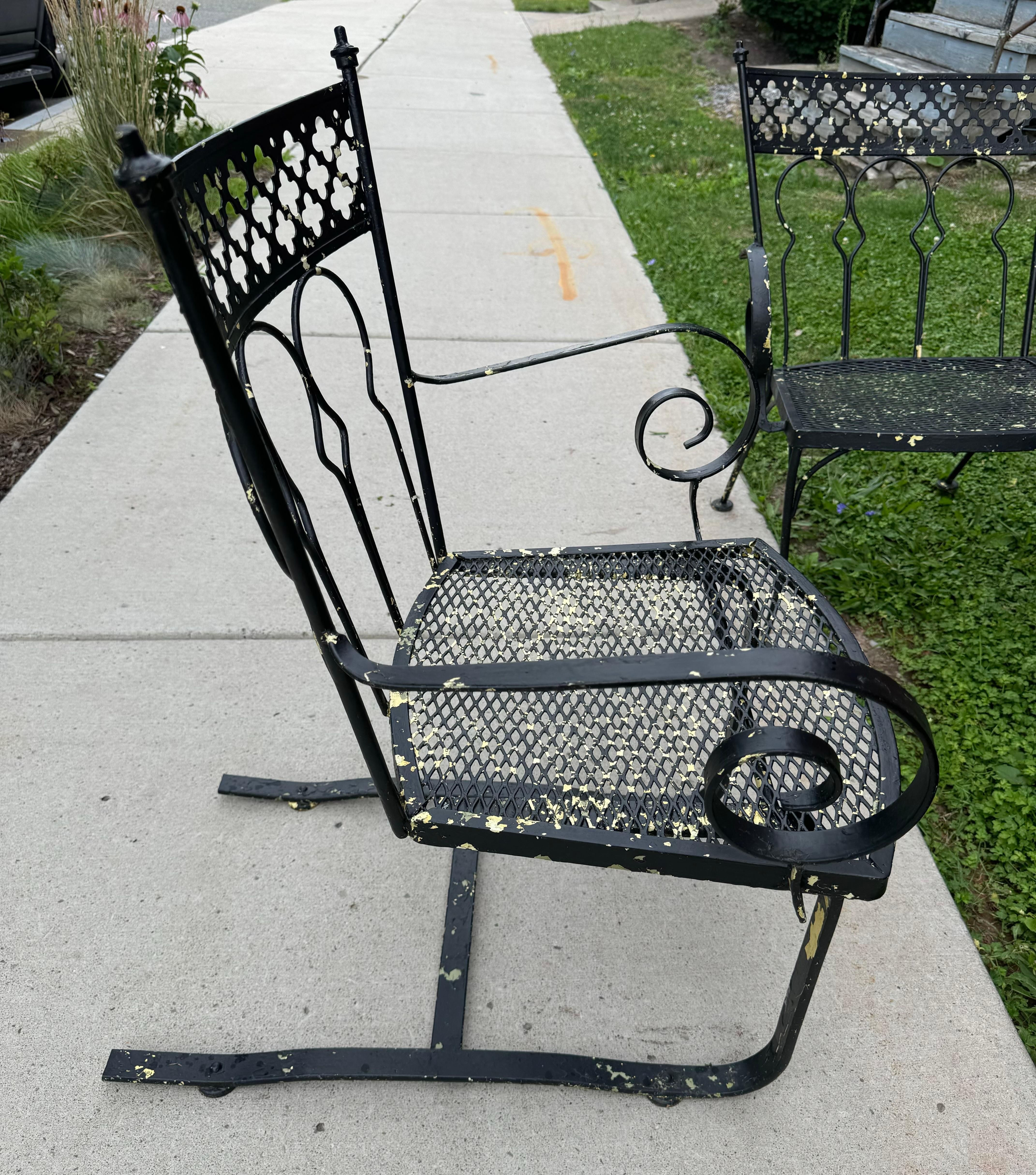 Seltenes 5-teiliges Eisen-Terrassenset „Taj Mahal“ von Salterini. Passende Bänke im Zustand „Gut“ im Angebot in Buffalo, NY