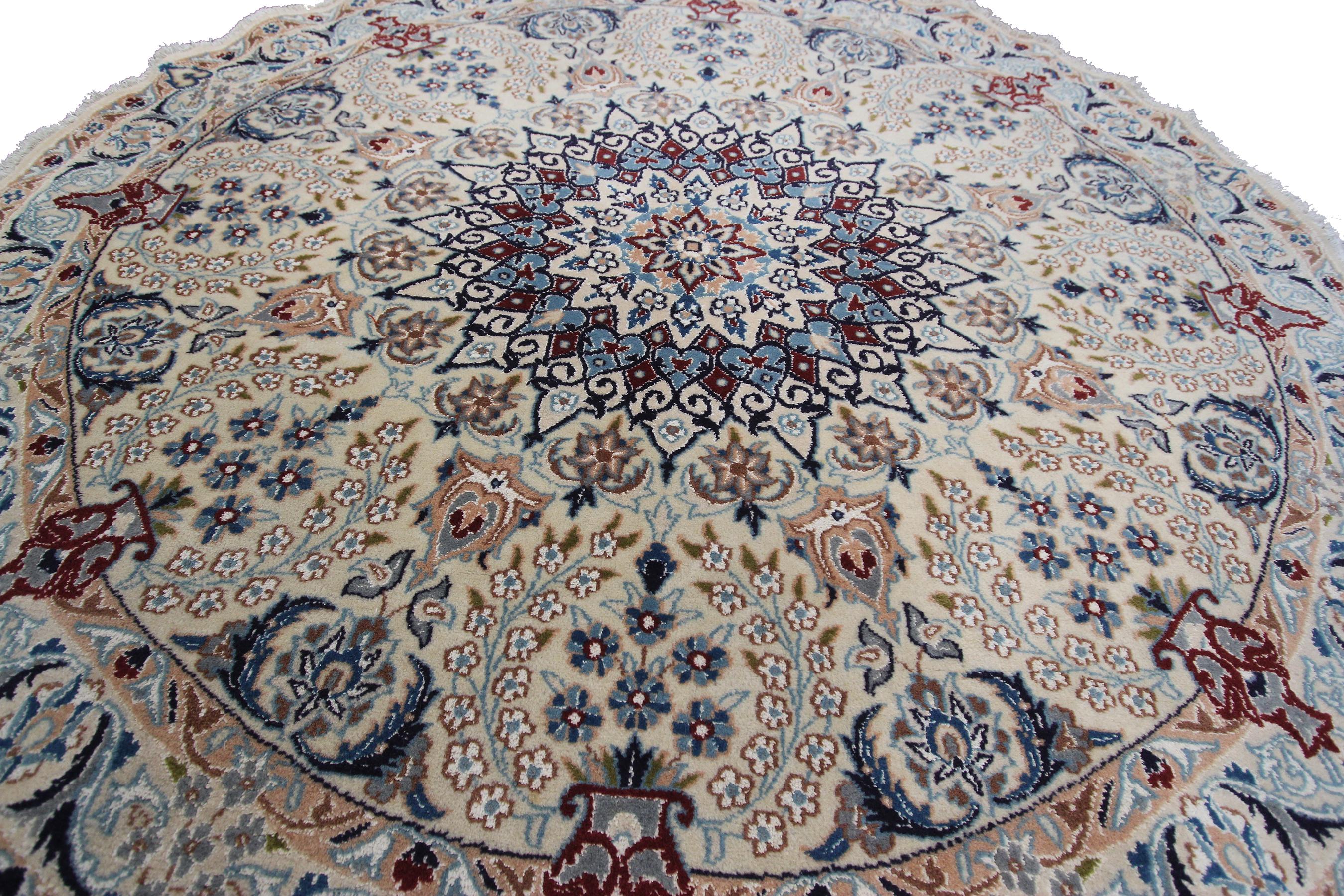 Rare 5' Round Nain Rug Beautiful Wool & Silk Handmade Persian Rug In Excellent Condition For Sale In New York, NY