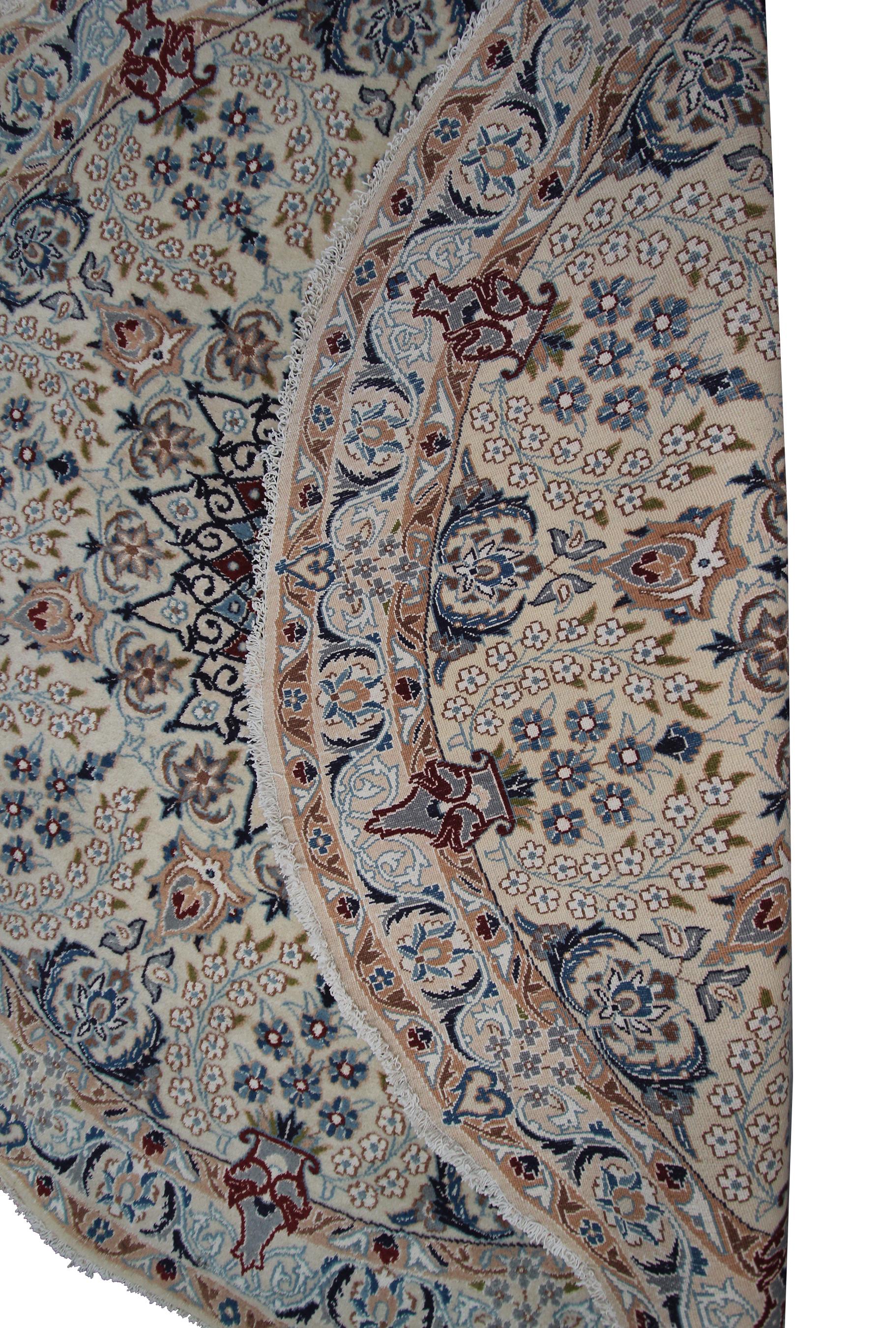 Rare 5' Round Nain Rug Beautiful Wool & Silk Handmade Persian Rug For Sale 3