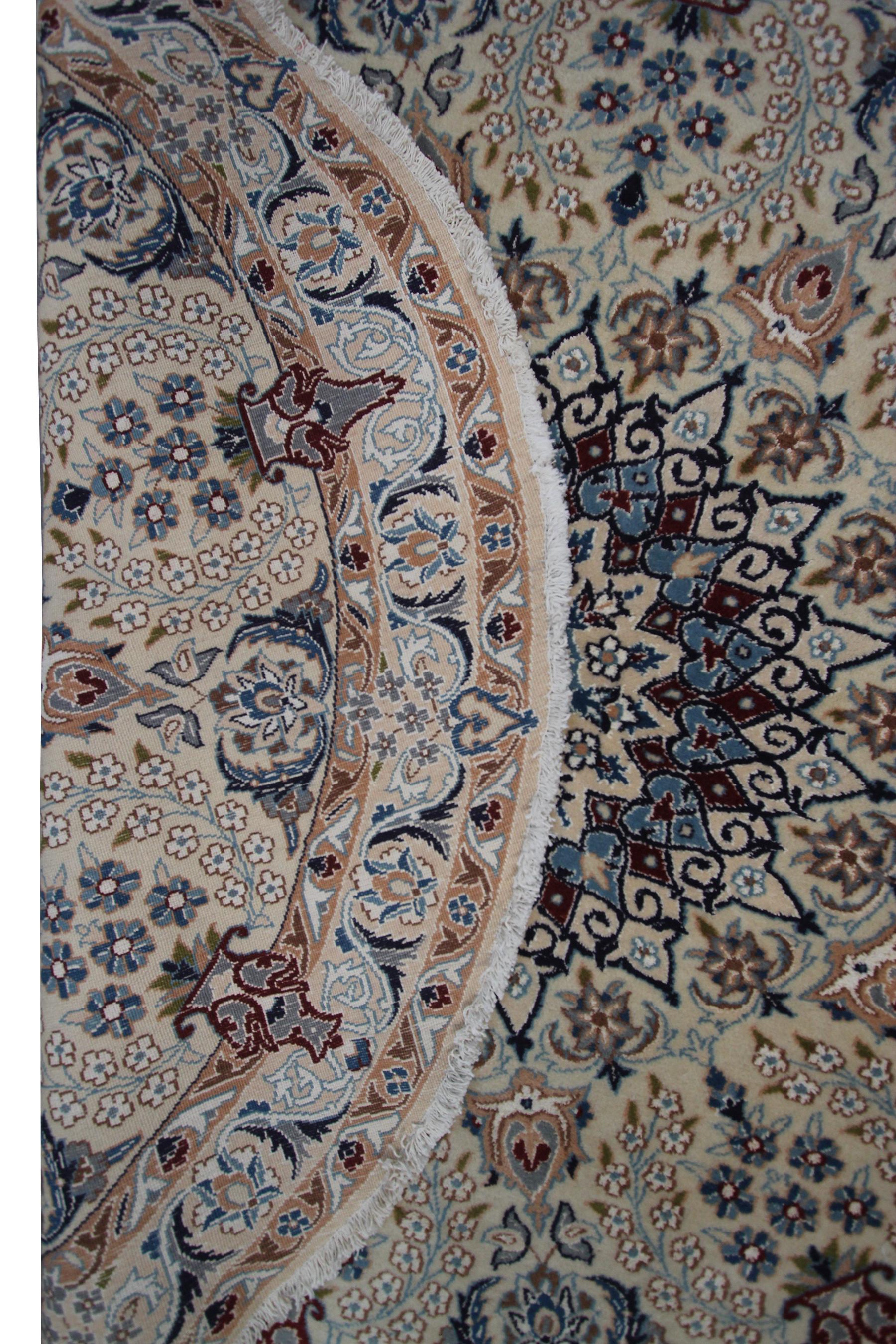 Rare 5' Round Nain Rug Beautiful Wool & Silk Handmade Persian Rug For Sale 4