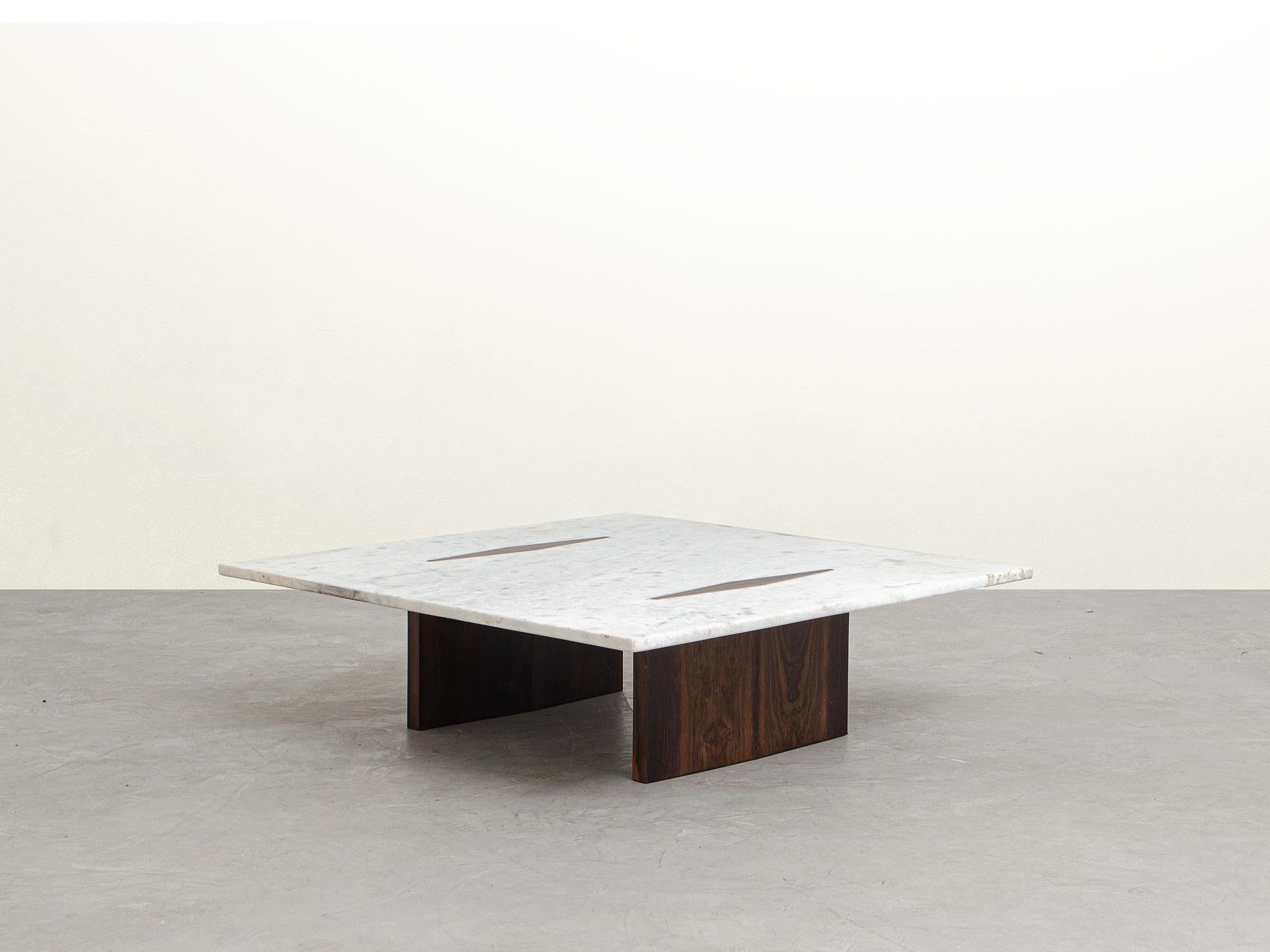 This rare coffee table was designed by Jorge Zalszupin during the Brazilian midcentury, in the 60s. The 