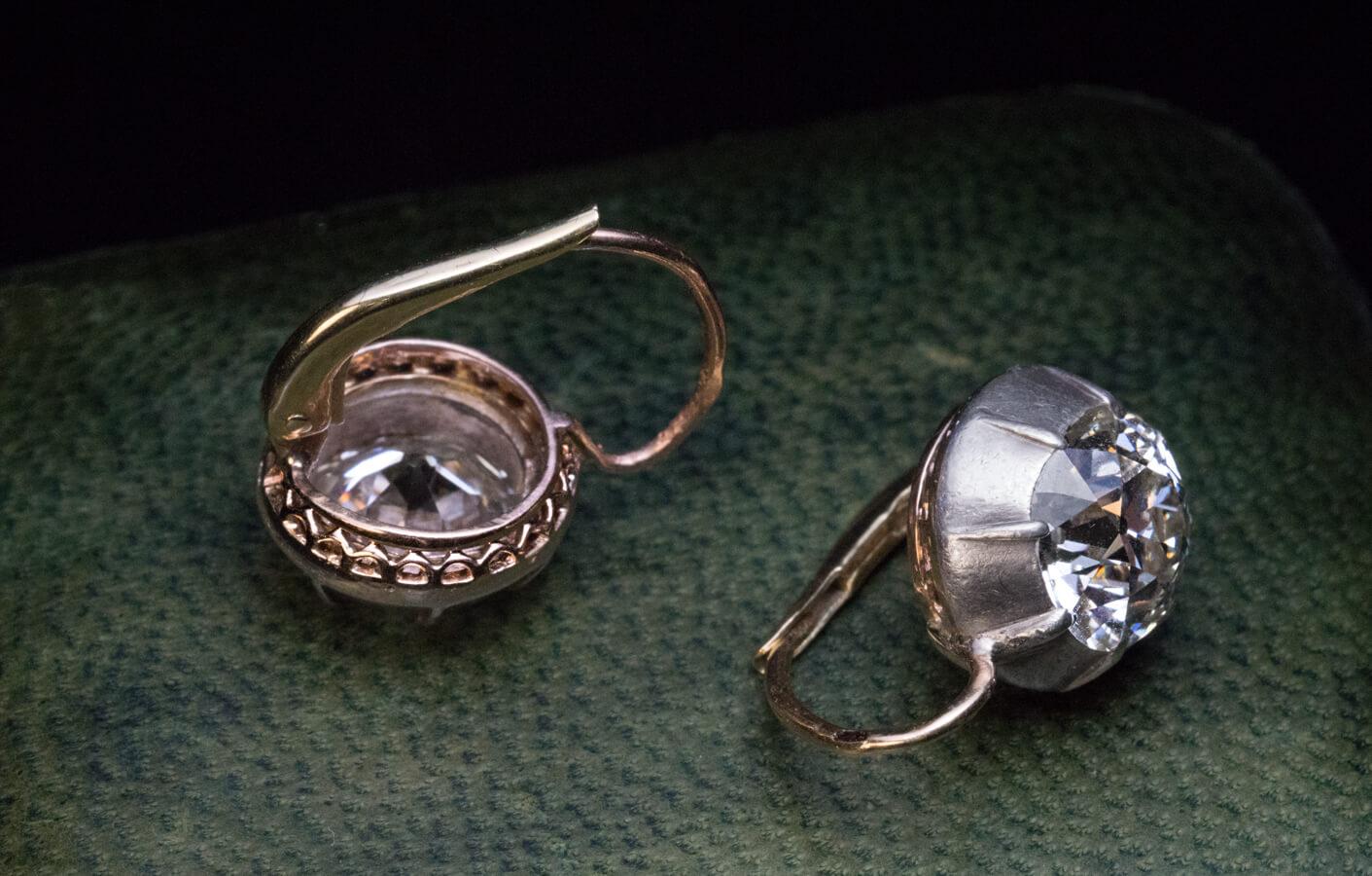 Seltene antike Solitär-Ohrringe mit 5,47 Karat Diamant im alteuropäischen Schliff Damen im Angebot