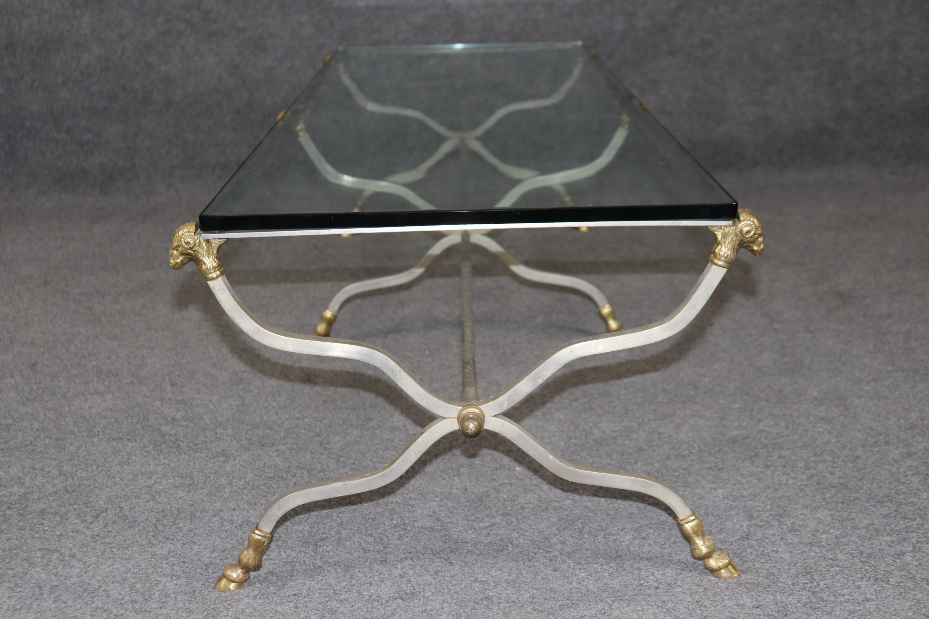 Néo-classique Table basse rectangulaire rare à 6 pieds tête de bélier Maison Jansen verre laiton acier en vente