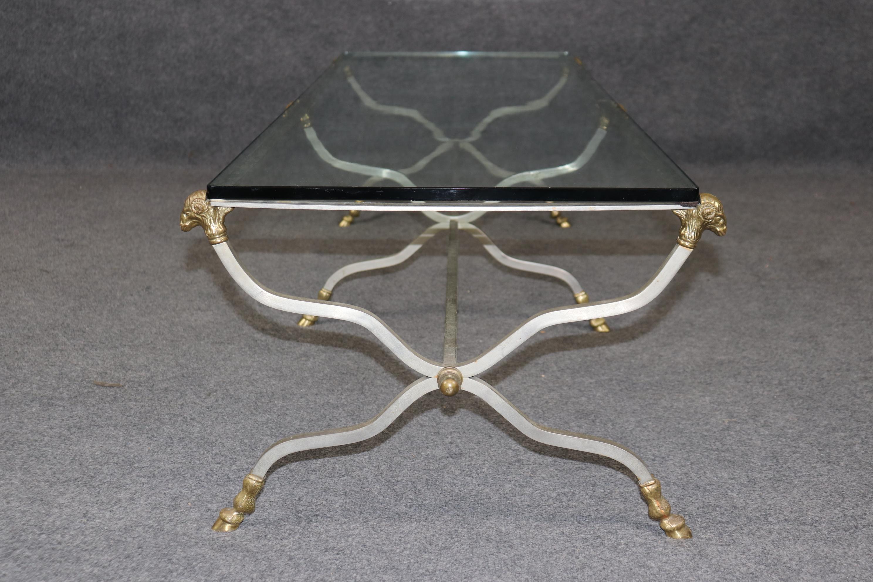 Table basse rectangulaire rare à 6 pieds tête de bélier Maison Jansen verre laiton acier Bon état - En vente à Swedesboro, NJ