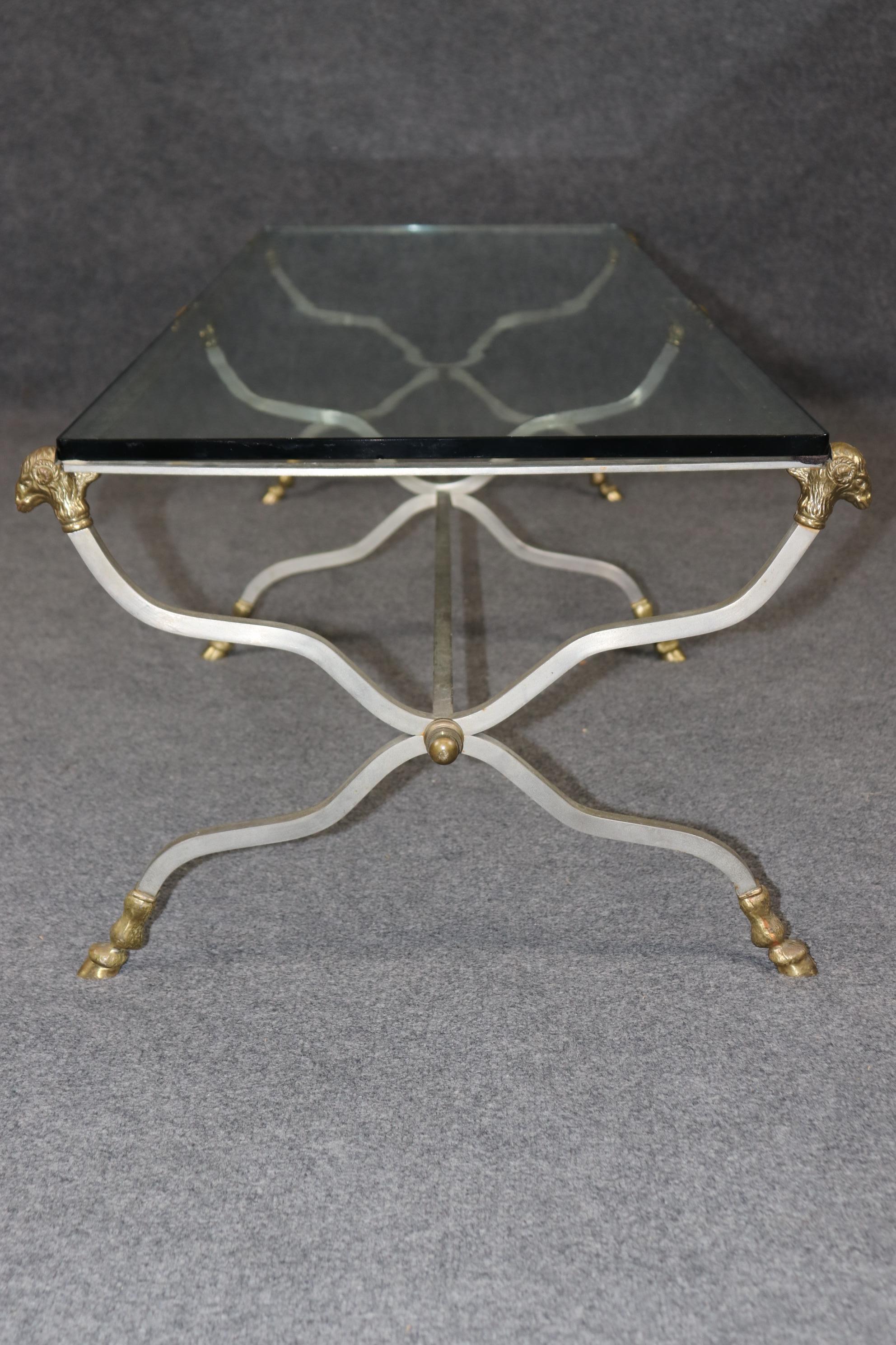 Fin du 20e siècle Table basse rectangulaire rare à 6 pieds tête de bélier Maison Jansen verre laiton acier en vente