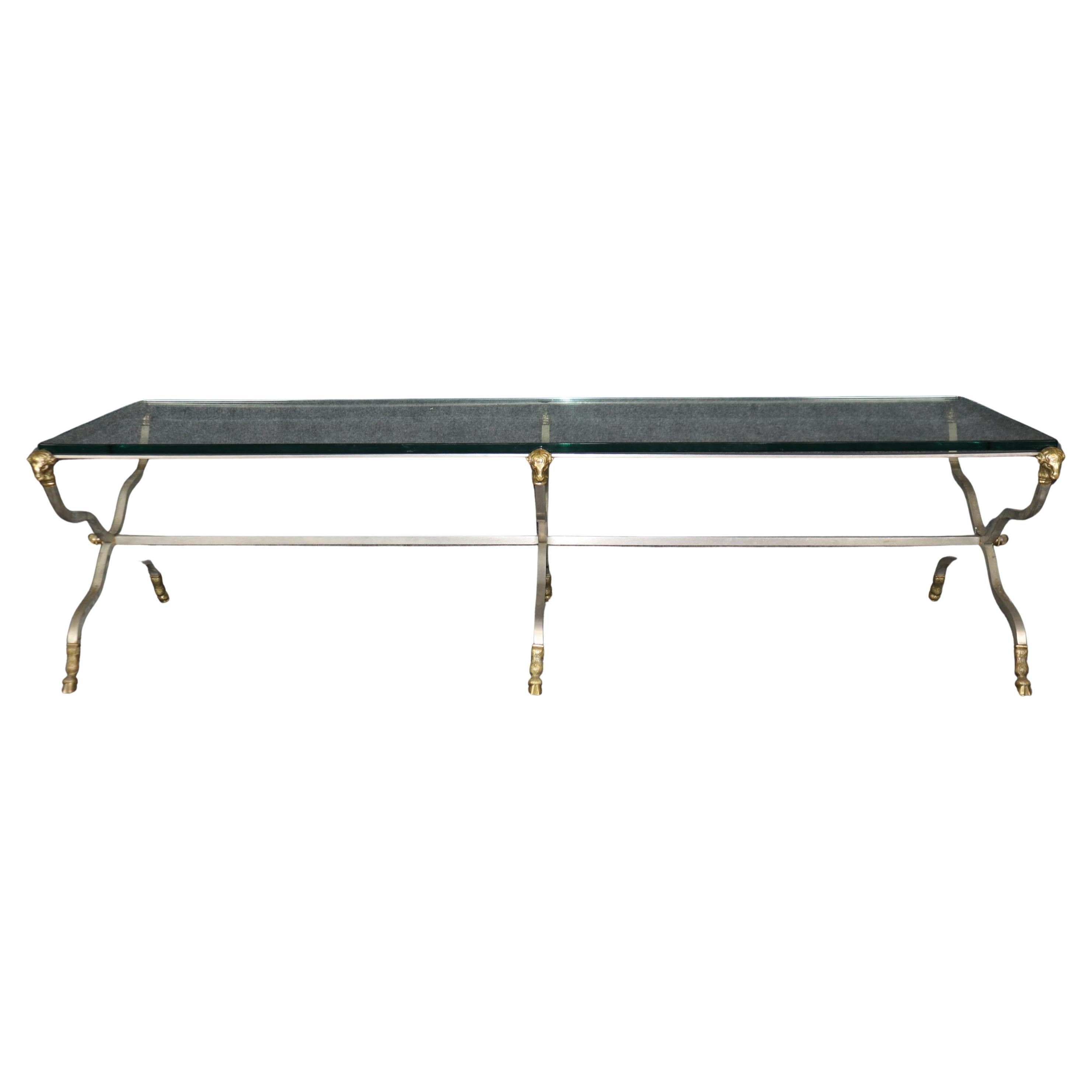 Seltener rechteckiger Couchtisch mit 6 Beinen und Widderkopf, Maison Jansen, Glas, Messing, Stahl und Stahl