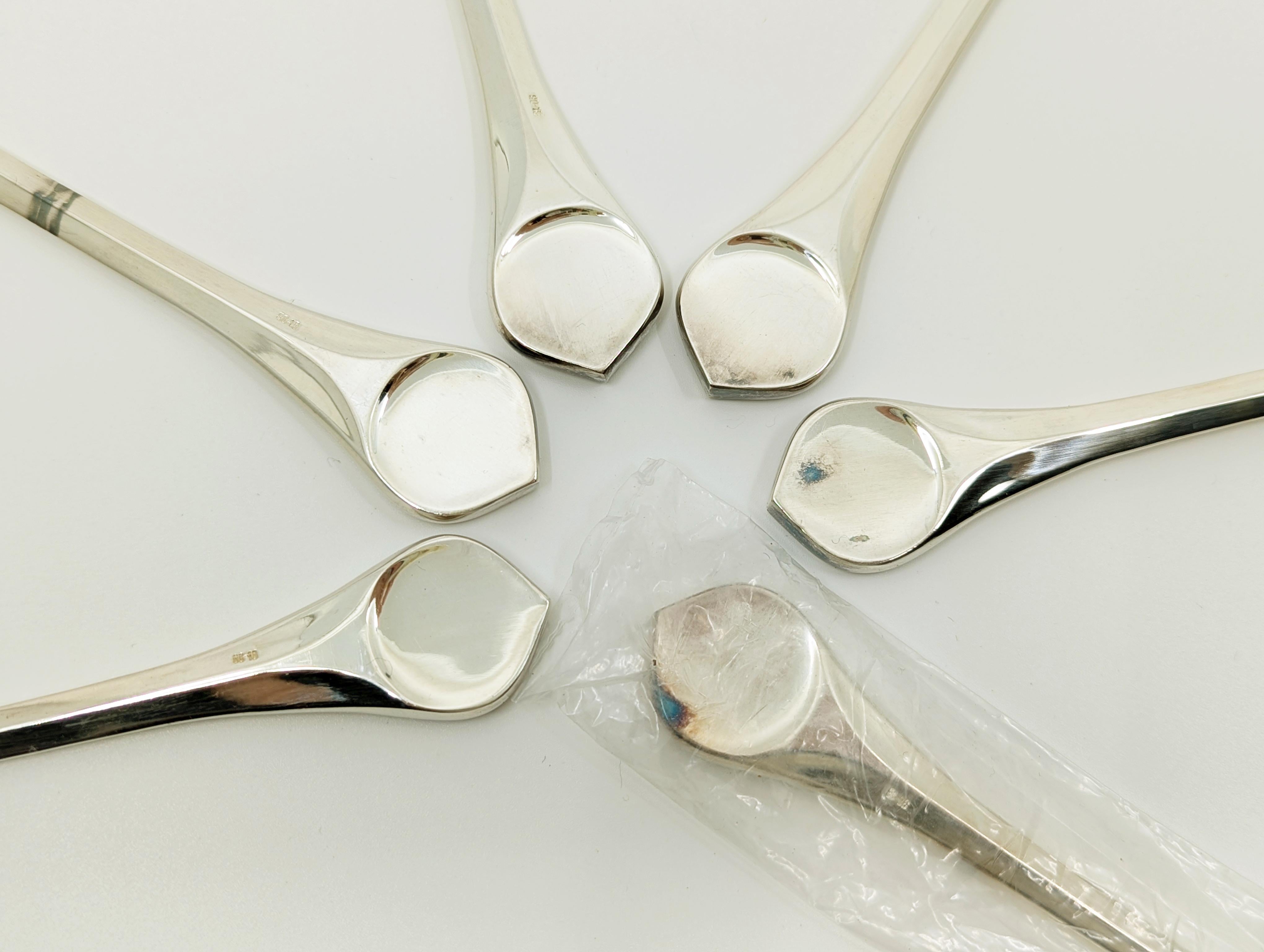 Raro set di posate in metallo placcato argento per 6 persone, disegnato da Bjorn Wiinblad & K.G. Hansen per Rosenthal Studio A, intorno agli anni 1960/70.
Questo set è in condizioni pari al nuovo: Non è mai stato usato e alcuni pezzi sono ancora