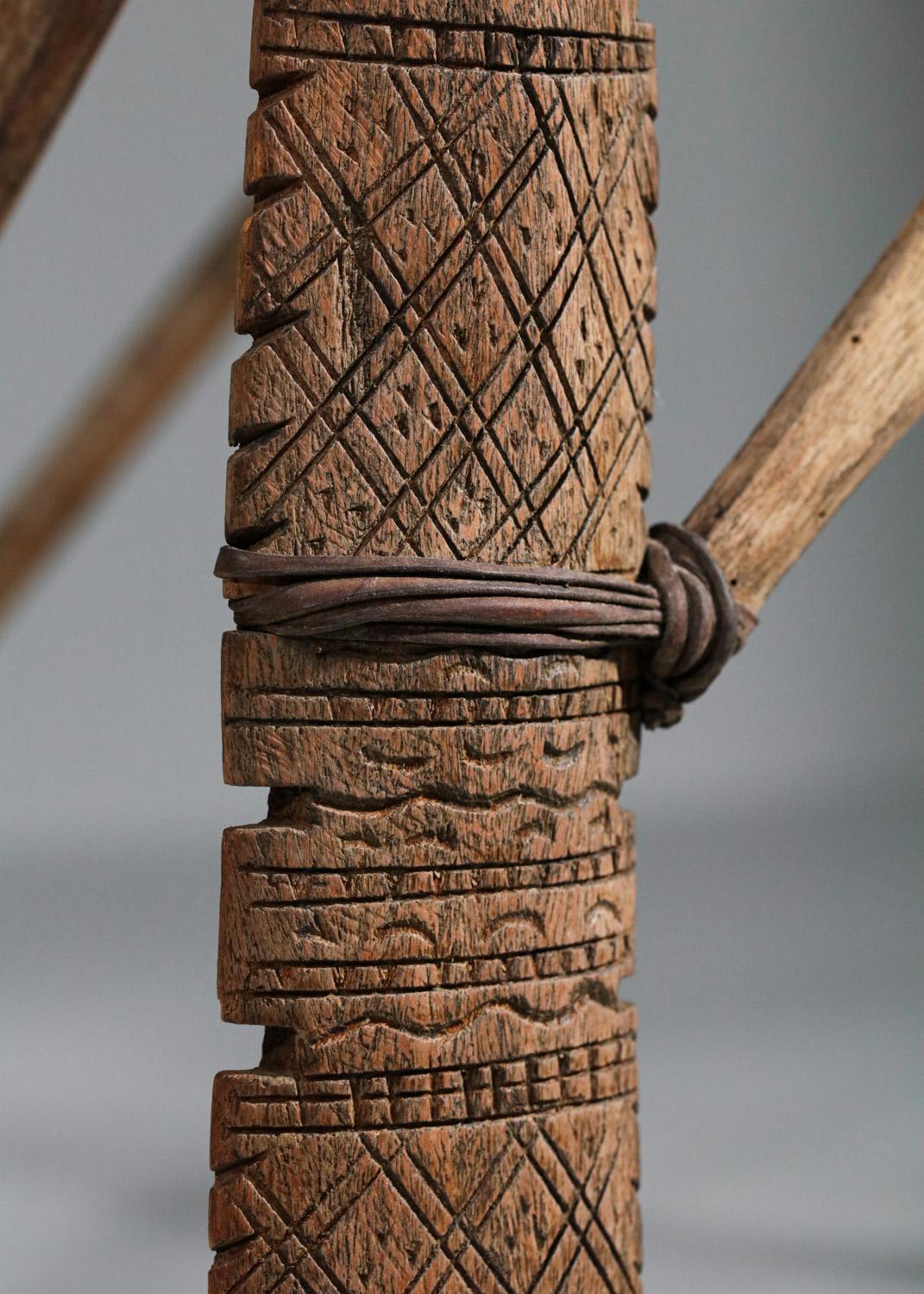 Console ethnique africaine rare des années 1960 en bois et verre de cuir en vente 3