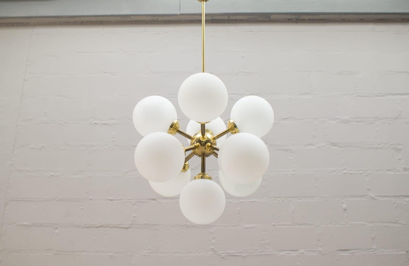 Space Age Rara lampada a orbita o da soffitto degli anni '60 con 9 vetri opalini in vendita