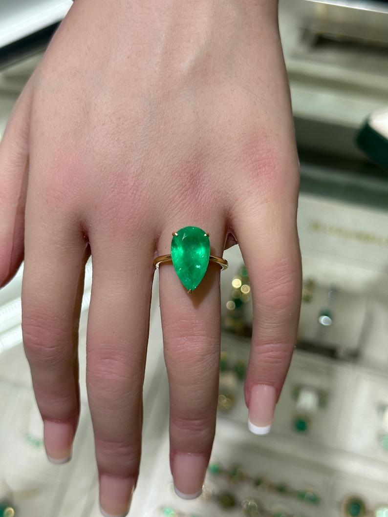 Contemporary Rare 6.28ct Pear Cut Colombian Emerald Solitaire Gold Ring - 18K 750 Gold For Sale