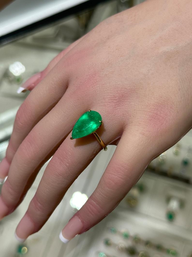 Rare 6.28ct Pear Cut Colombian Emerald Solitaire Gold Ring - 18K 750 Gold In New Condition For Sale In Jupiter, FL