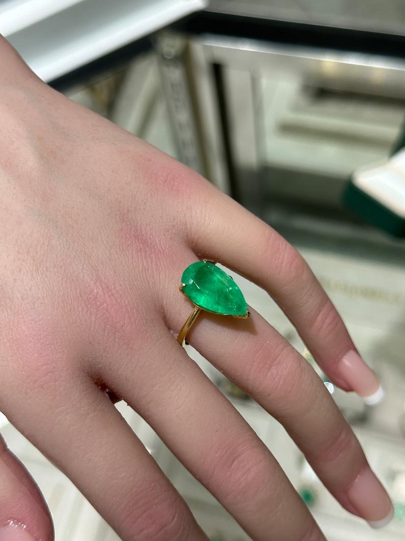 Women's Rare 6.28ct Pear Cut Colombian Emerald Solitaire Gold Ring - 18K 750 Gold For Sale