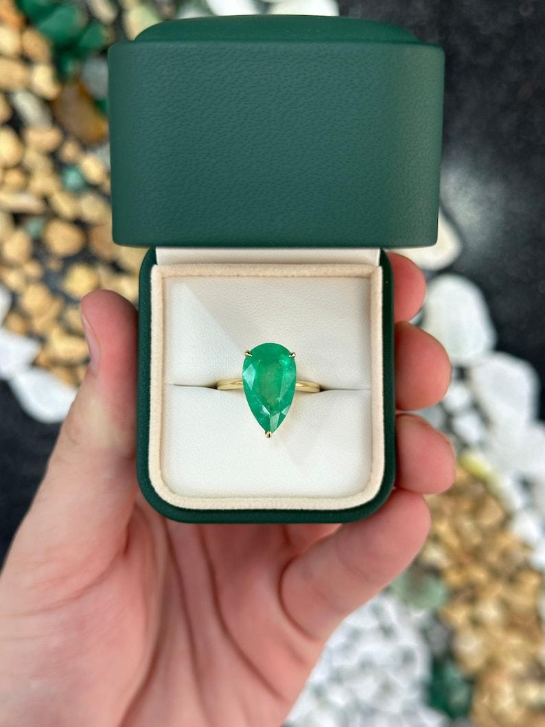 Rare 6.28ct Pear Cut Colombian Emerald Solitaire Gold Ring - 18K 750 Gold For Sale 1