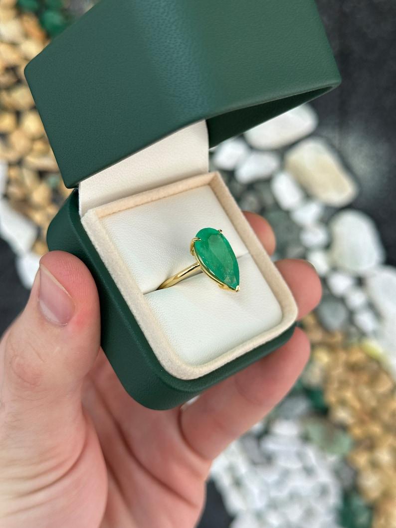 Rare 6.28ct Pear Cut Colombian Emerald Solitaire Gold Ring - 18K 750 Gold For Sale 2