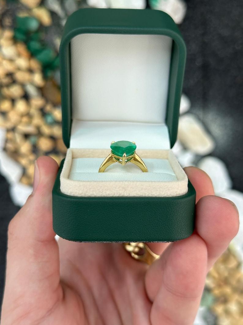 Rare 6.28ct Pear Cut Colombian Emerald Solitaire Gold Ring - 18K 750 Gold For Sale 3