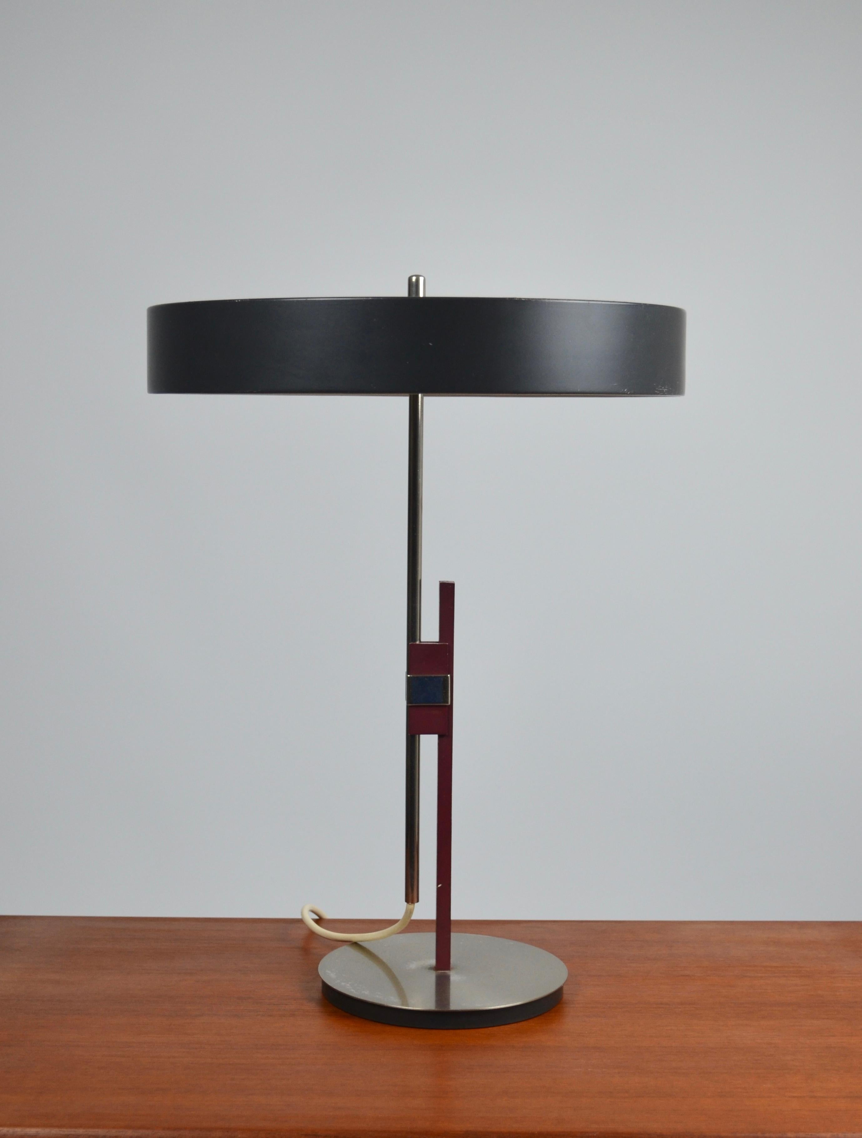 Rare and gorgeous Mid-century Modern table/desk lamp, model 6886 by Kaiser Leuchten, 1960s, Germany.
The lamp is black enameled steel (lampshade), and bordeaux enameled stell. The rest of the lamp is chrome plated steel. Fully original and very