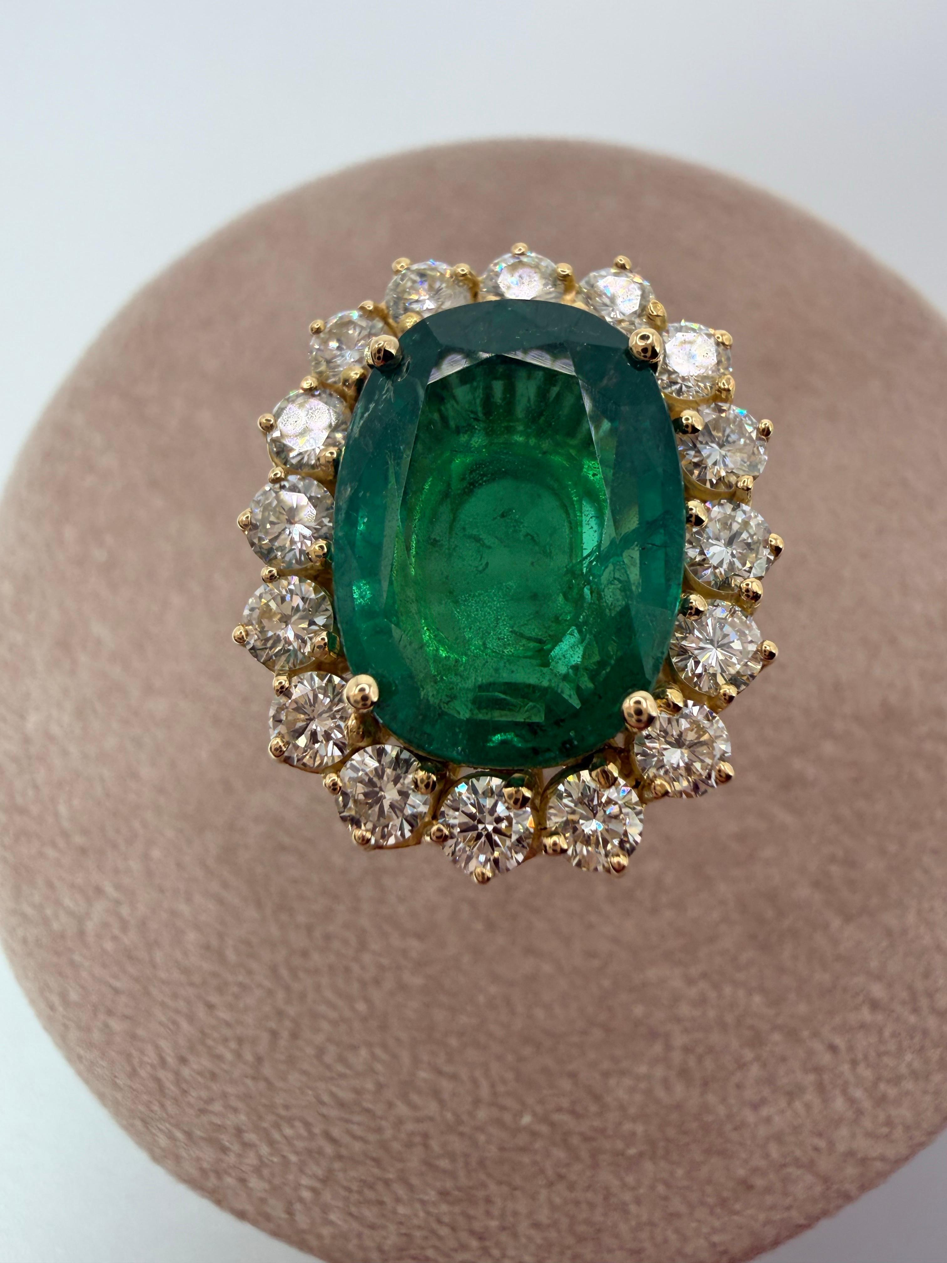 Un anillo de esmeralda único en su especie, con una esmeralda central de 6 quilates que brilla con matices verdes. Los diamantes pesan casi 1 ct y son de claridad VS y color F-G. El anillo es de oro de 18 quilates, talla 7 y se puede cambiar de