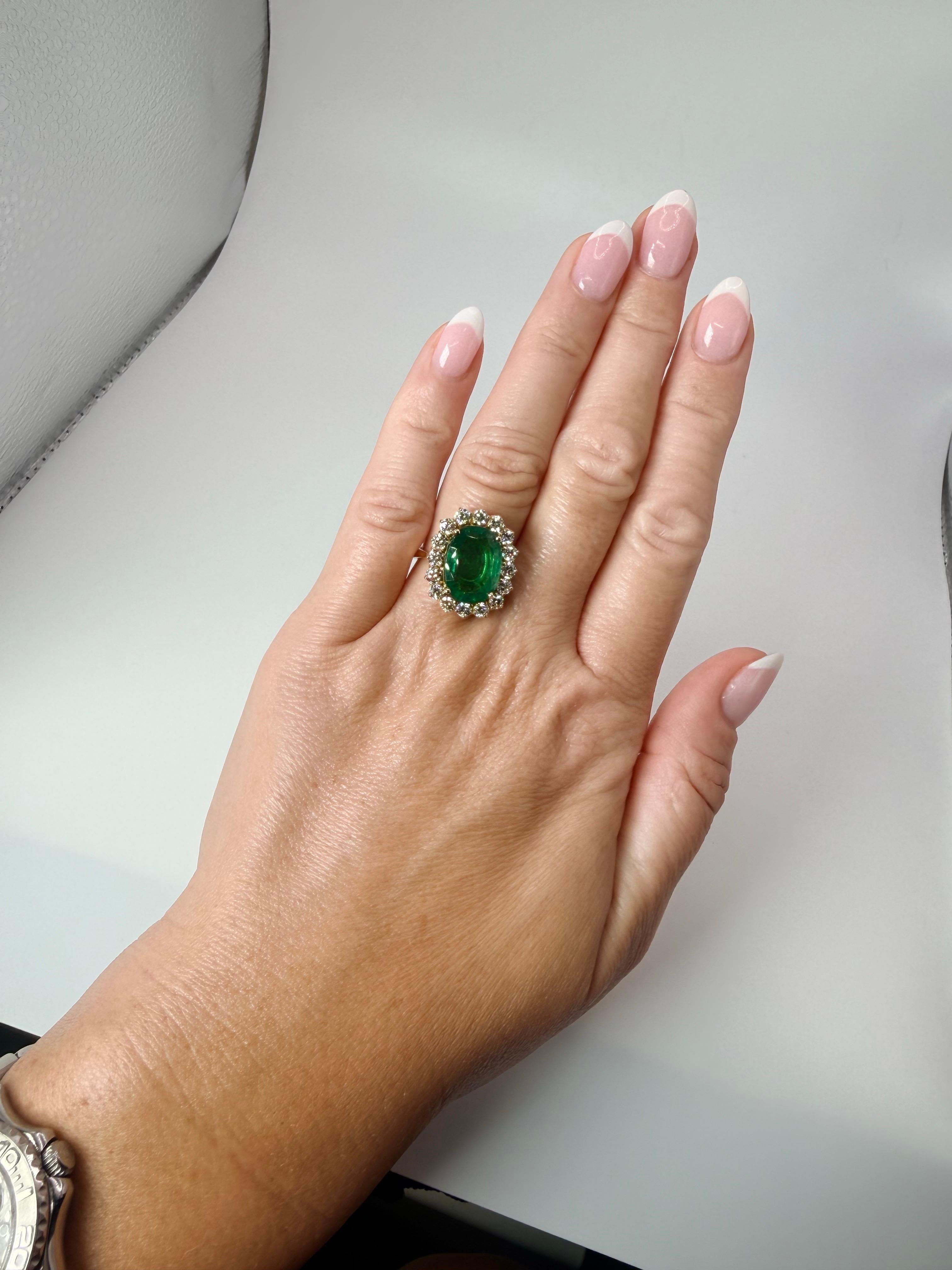 RARO anillo de diamantes esmeralda de 6 ct oro de 18 quilates en venta 2