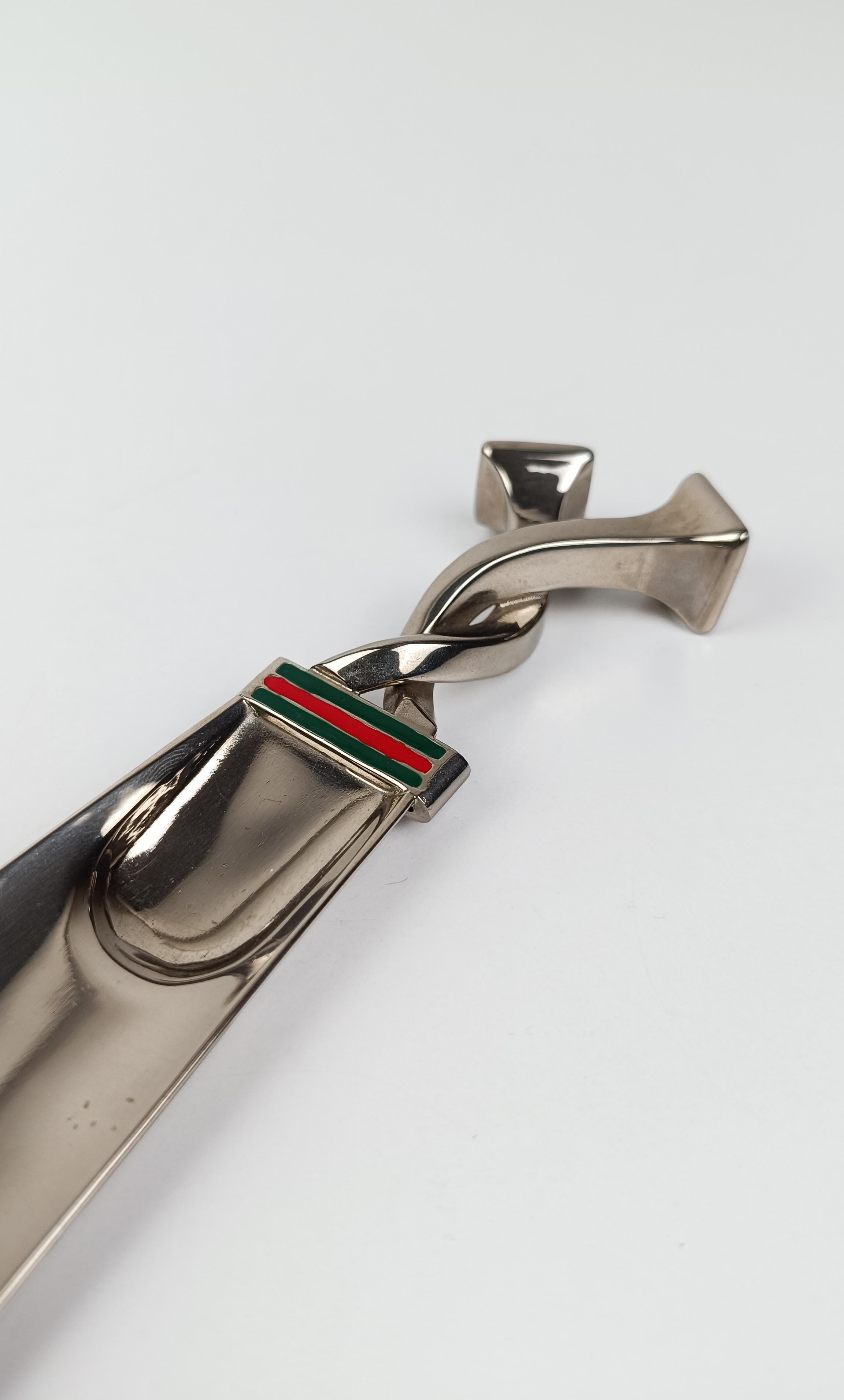 Raro calzascarpe Gucci degli anni '70 in metallo placcato argento e strisce di smalto rosso e verde in vendita 4