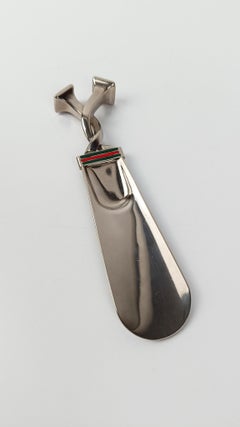Rare 70s GUCCI Shoehorn in Silver Plated metal and Red & Green Enamel Stripes (chausse-pieds GUCCI des années 70 en métal argenté et rayures en émail rouge et vert)