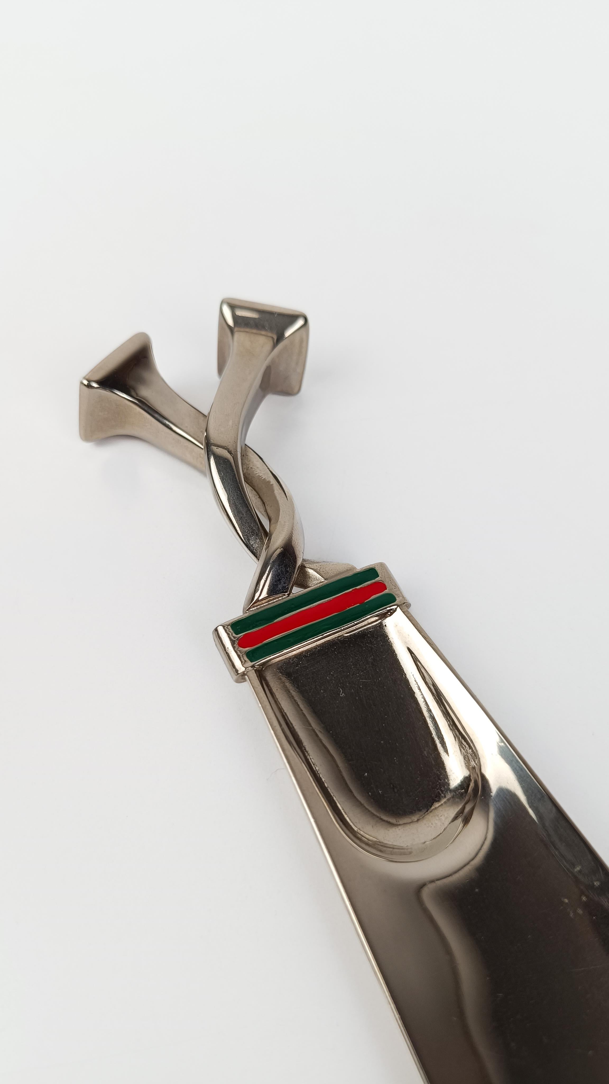 Mid-Century moderno Raro calzascarpe Gucci degli anni '70 in metallo placcato argento e strisce di smalto rosso e verde in vendita