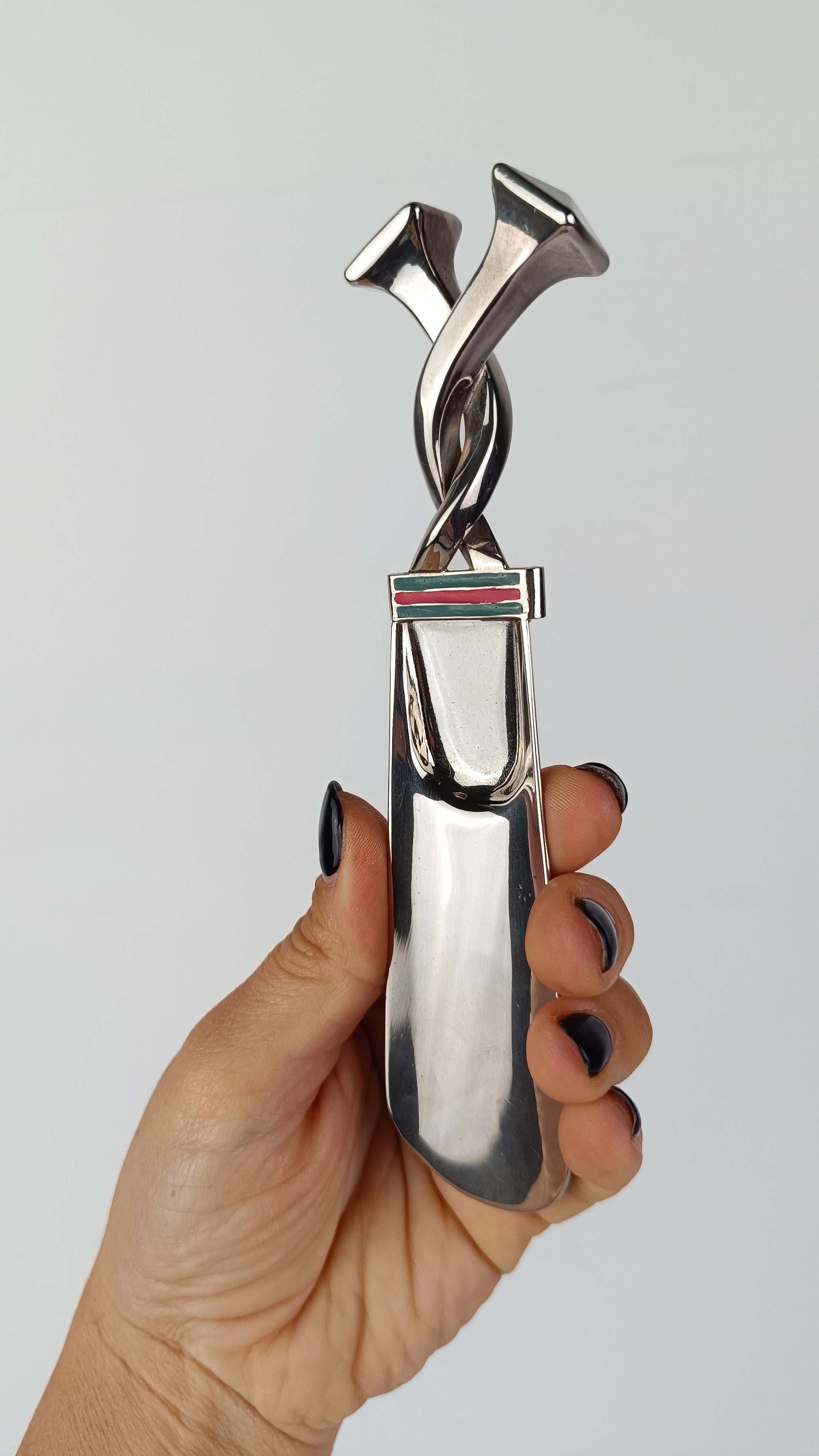 Italiano Raro calzascarpe Gucci degli anni '70 in metallo placcato argento e strisce di smalto rosso e verde in vendita