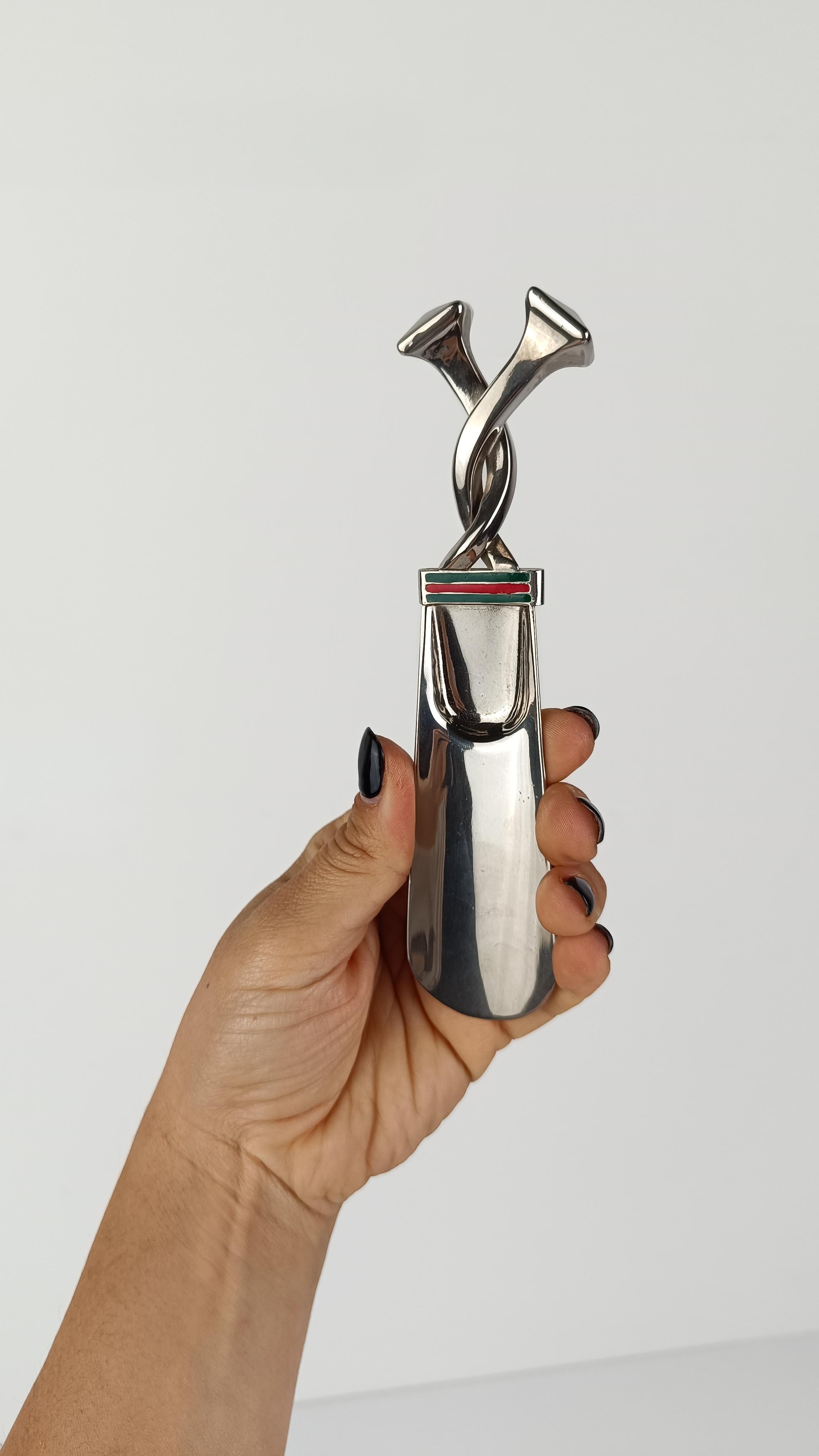 Raro calzascarpe Gucci degli anni '70 in metallo placcato argento e strisce di smalto rosso e verde In condizioni buone in vendita a Roma, IT