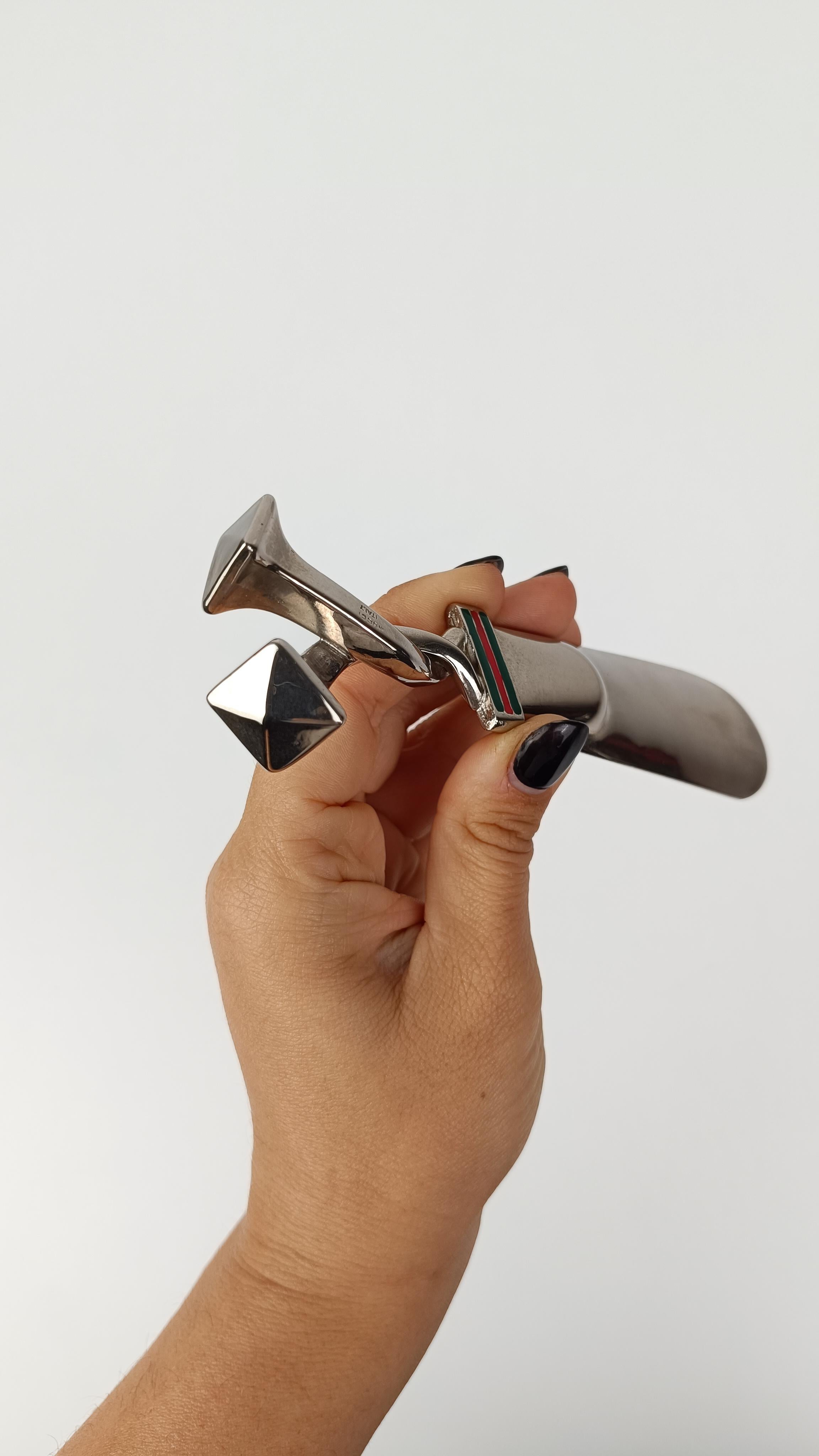 XX secolo Raro calzascarpe Gucci degli anni '70 in metallo placcato argento e strisce di smalto rosso e verde in vendita