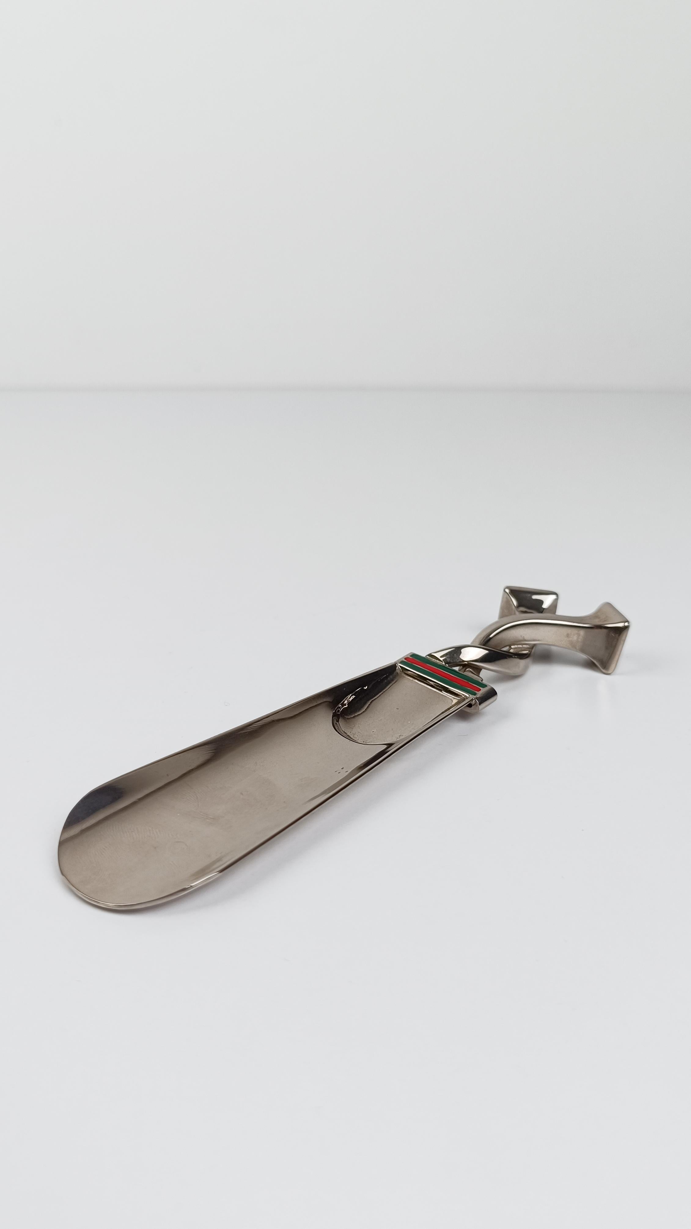 Placcato argento Raro calzascarpe Gucci degli anni '70 in metallo placcato argento e strisce di smalto rosso e verde in vendita