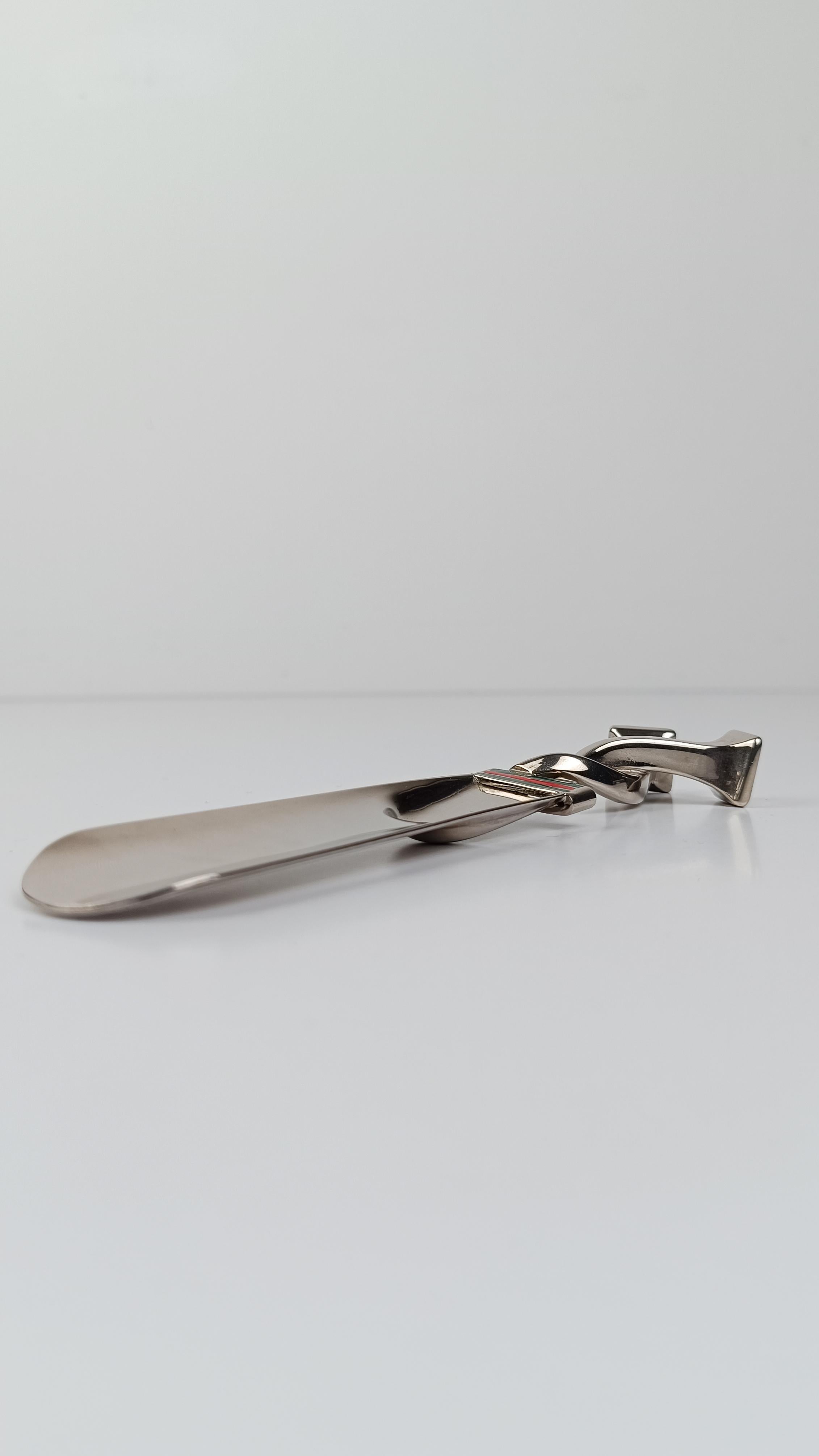 Raro calzascarpe Gucci degli anni '70 in metallo placcato argento e strisce di smalto rosso e verde in vendita 1