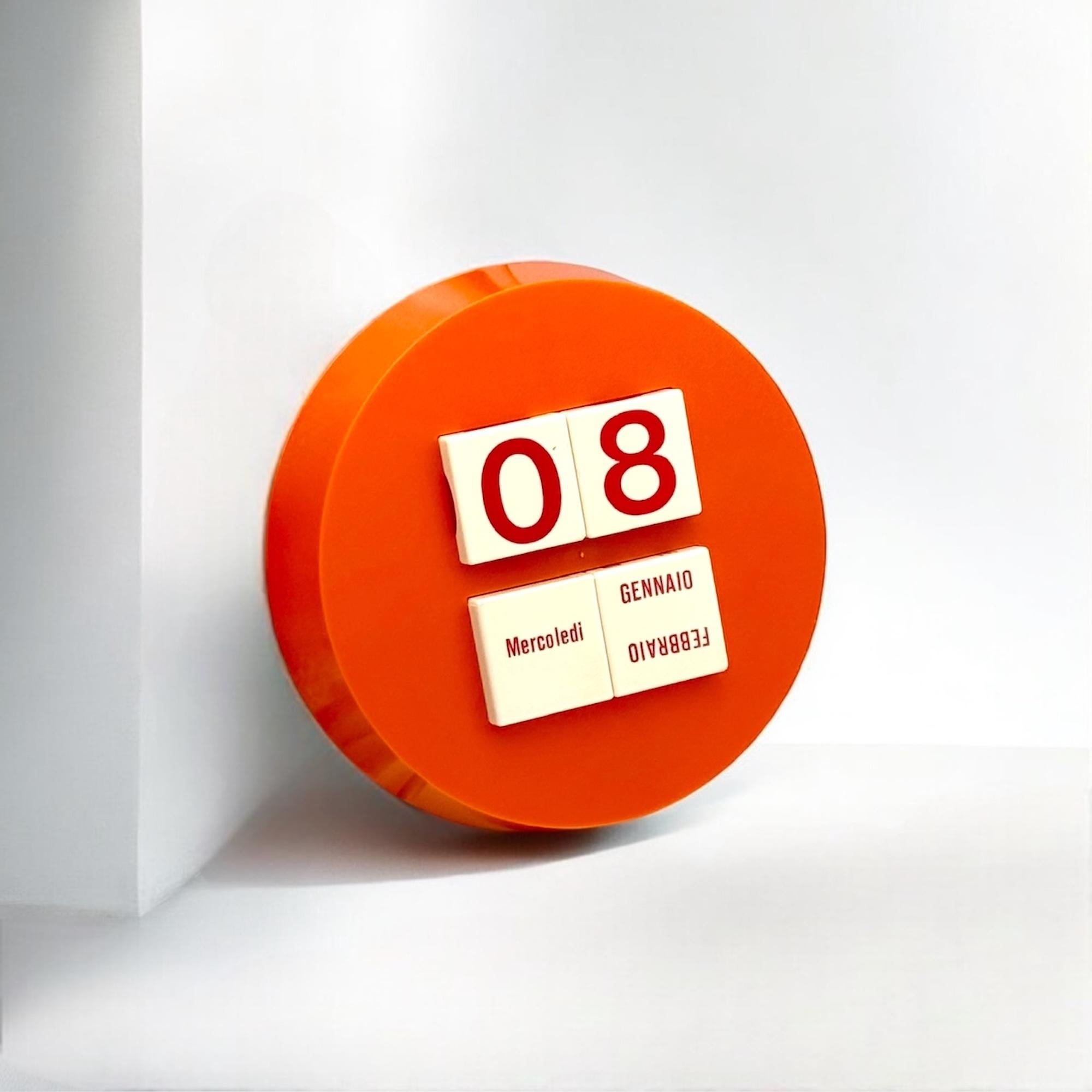 Scopri un raro gioiello degli anni '70 con questo squisito calendario A Space AGE, uno straordinario pezzo di design italiano. Realizzato in resistente plastica arancione, questo calendario vintage è una vera e propria rappresentazione dell'estetica