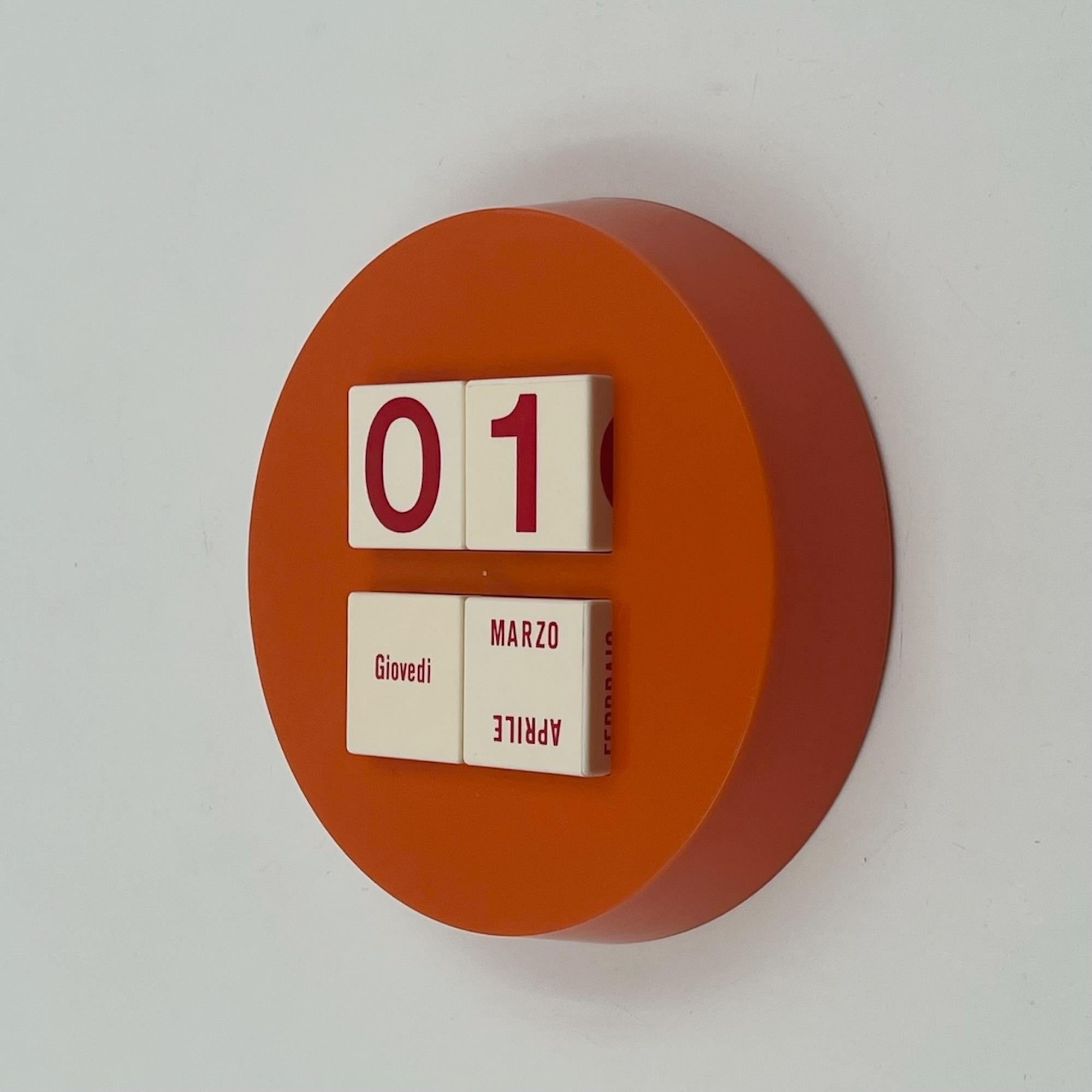 Rare 70s Space Age Perpetual Calendar – Orange Vintage Design Collectible In Good Condition In San Benedetto Del Tronto, IT