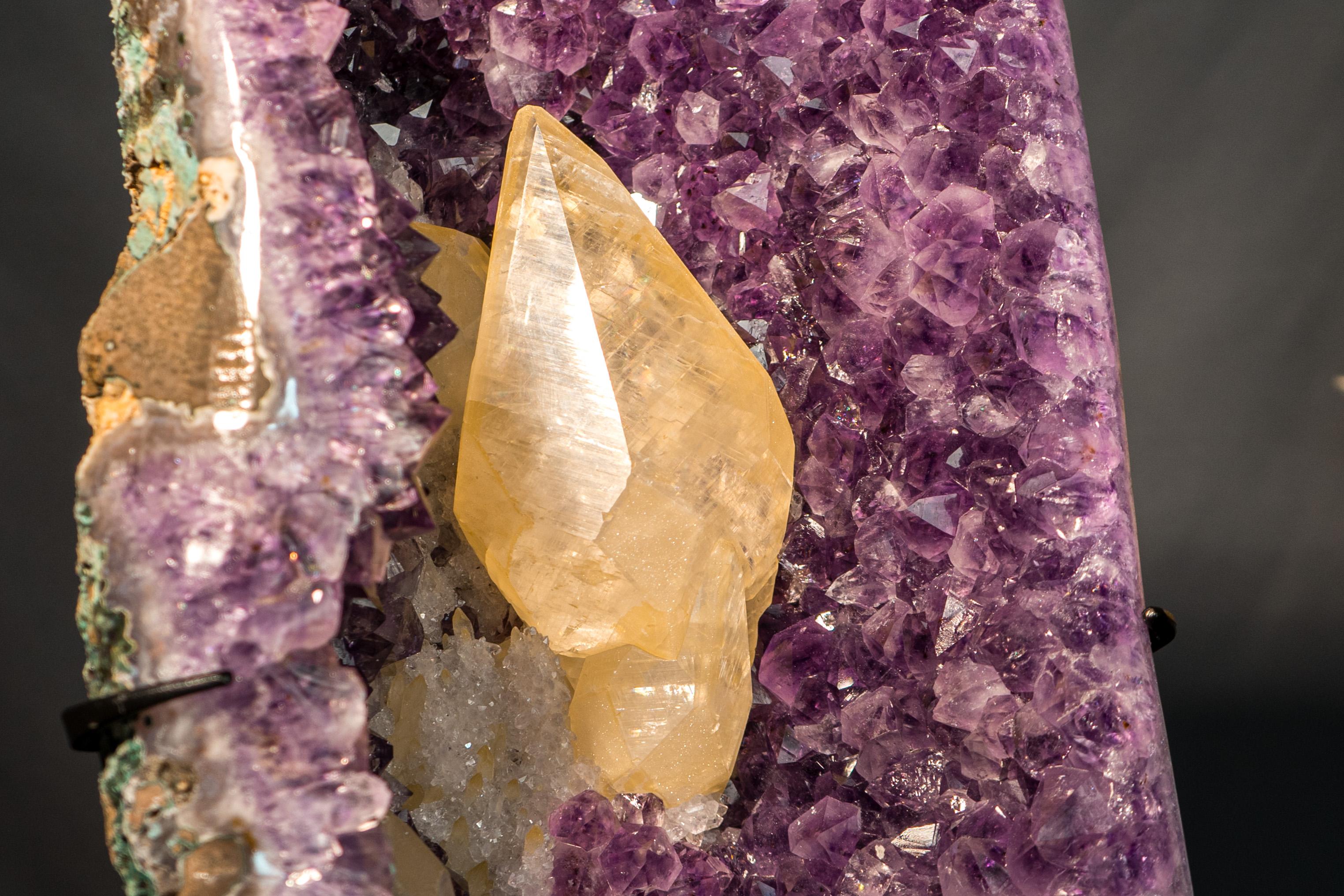 Rare Calcite Scalénoédrique Dorée sur Améthyste Pourpre de 8 pouces en vente 4