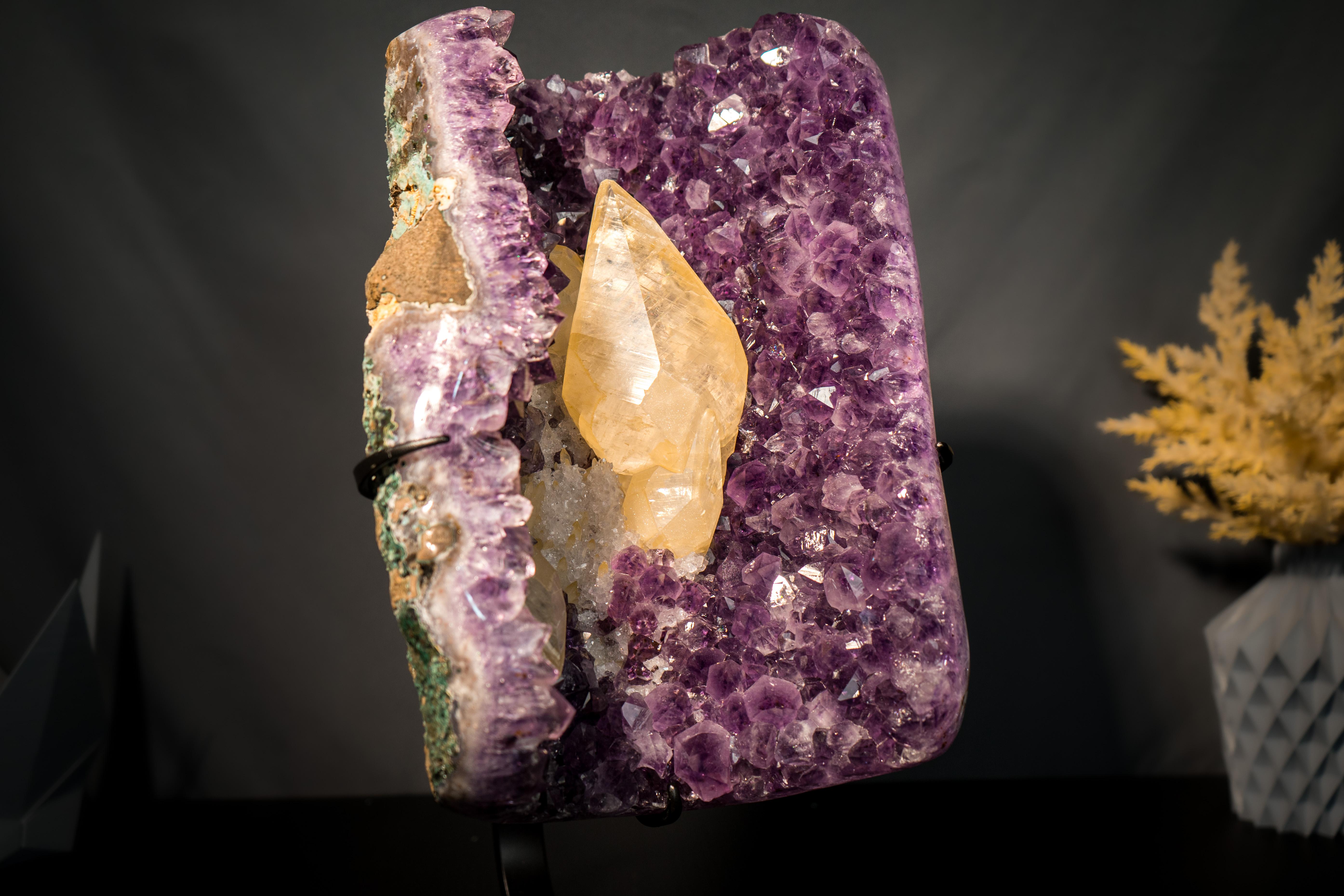 Rare Calcite Scalénoédrique Dorée sur Améthyste Pourpre de 8 pouces en vente 5