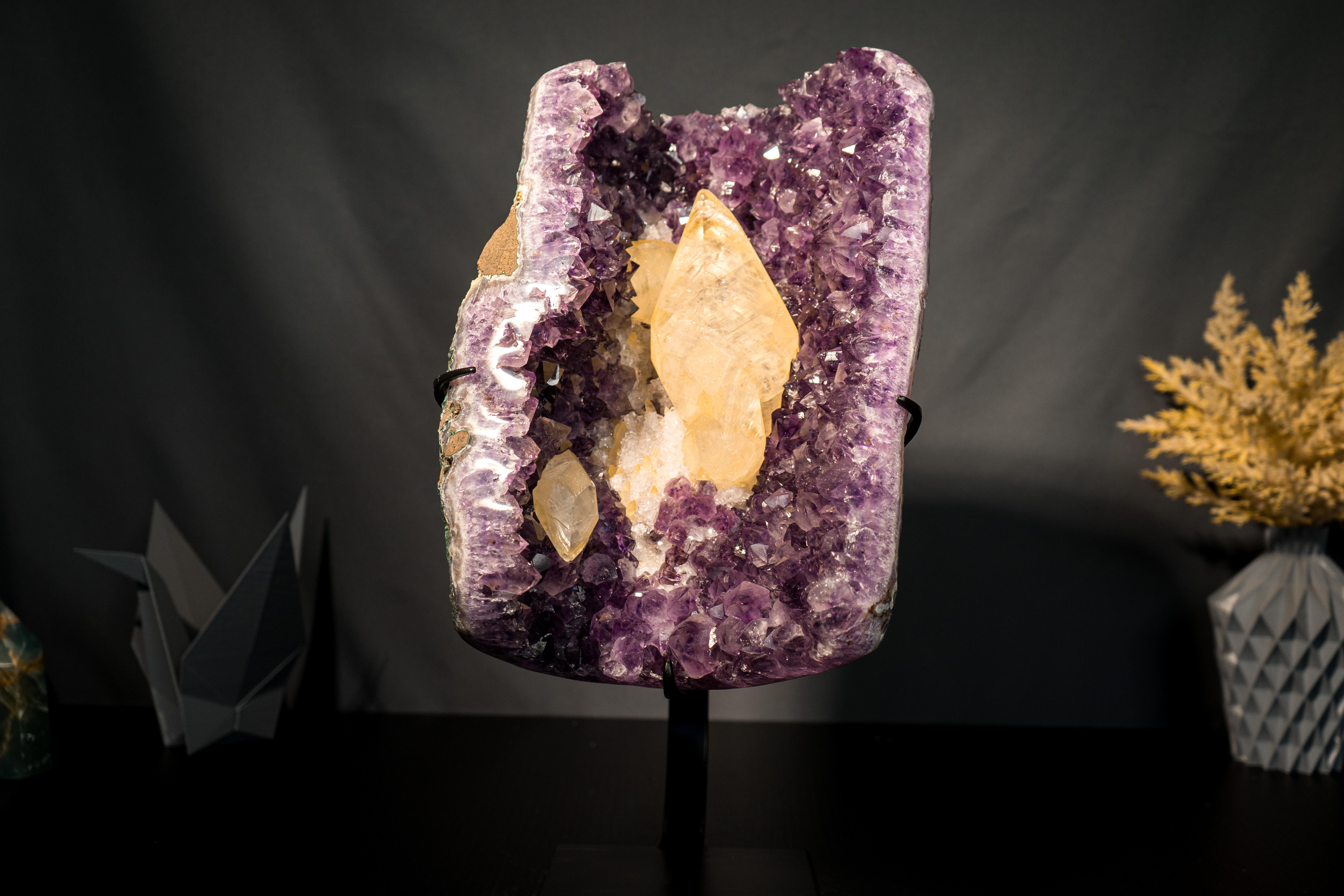 Esthétique, X-Large Brazilian Scalenohedral Golden Calcite on Purple Amethyst

▫️ Description

Véritable joyau sculptural découvert en 2020, ce spécimen de calcite compte parmi les plus beaux exemples jamais trouvés à Ametista do Sul. Le cristal de