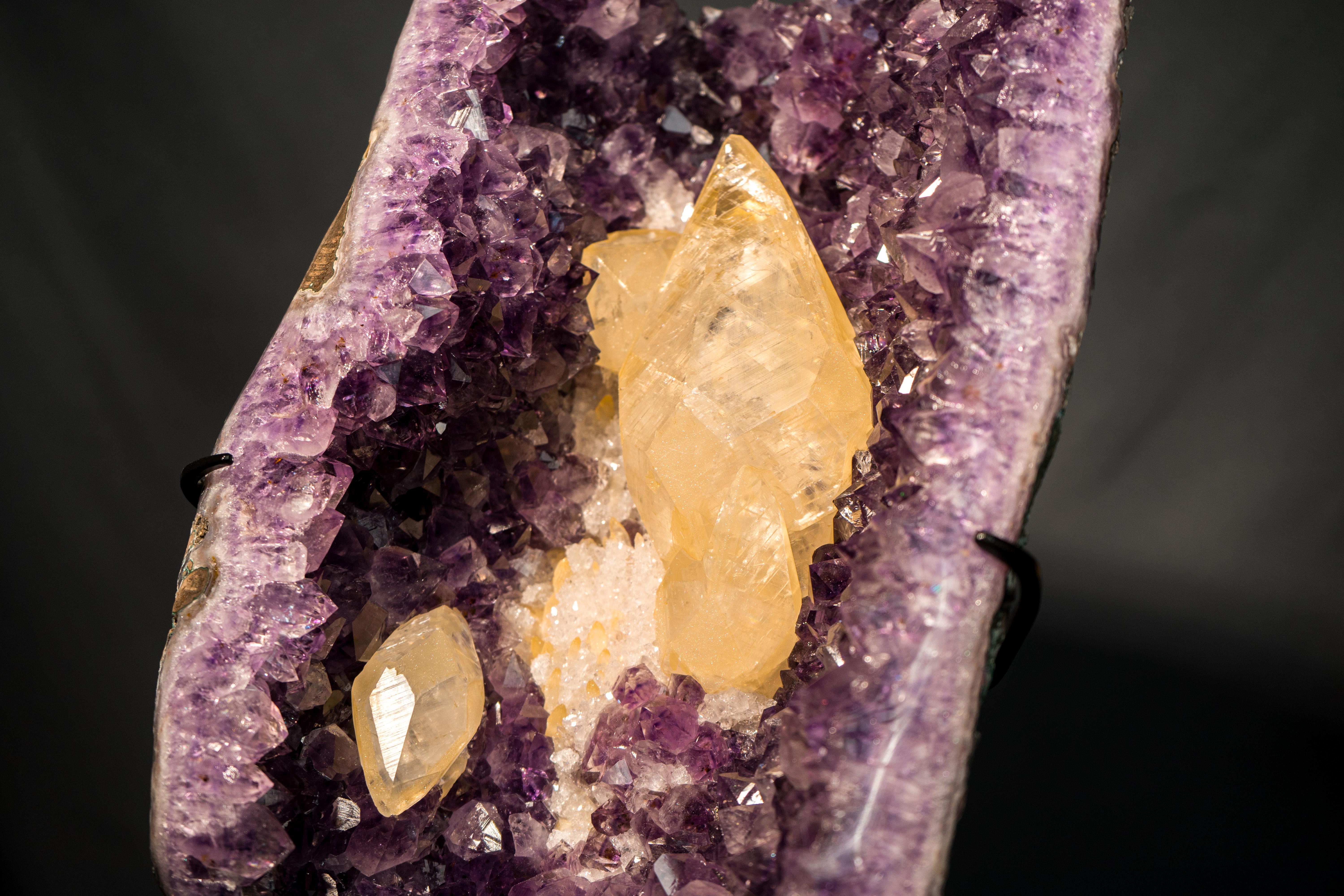 Brésilien Rare Calcite Scalénoédrique Dorée sur Améthyste Pourpre de 8 pouces en vente