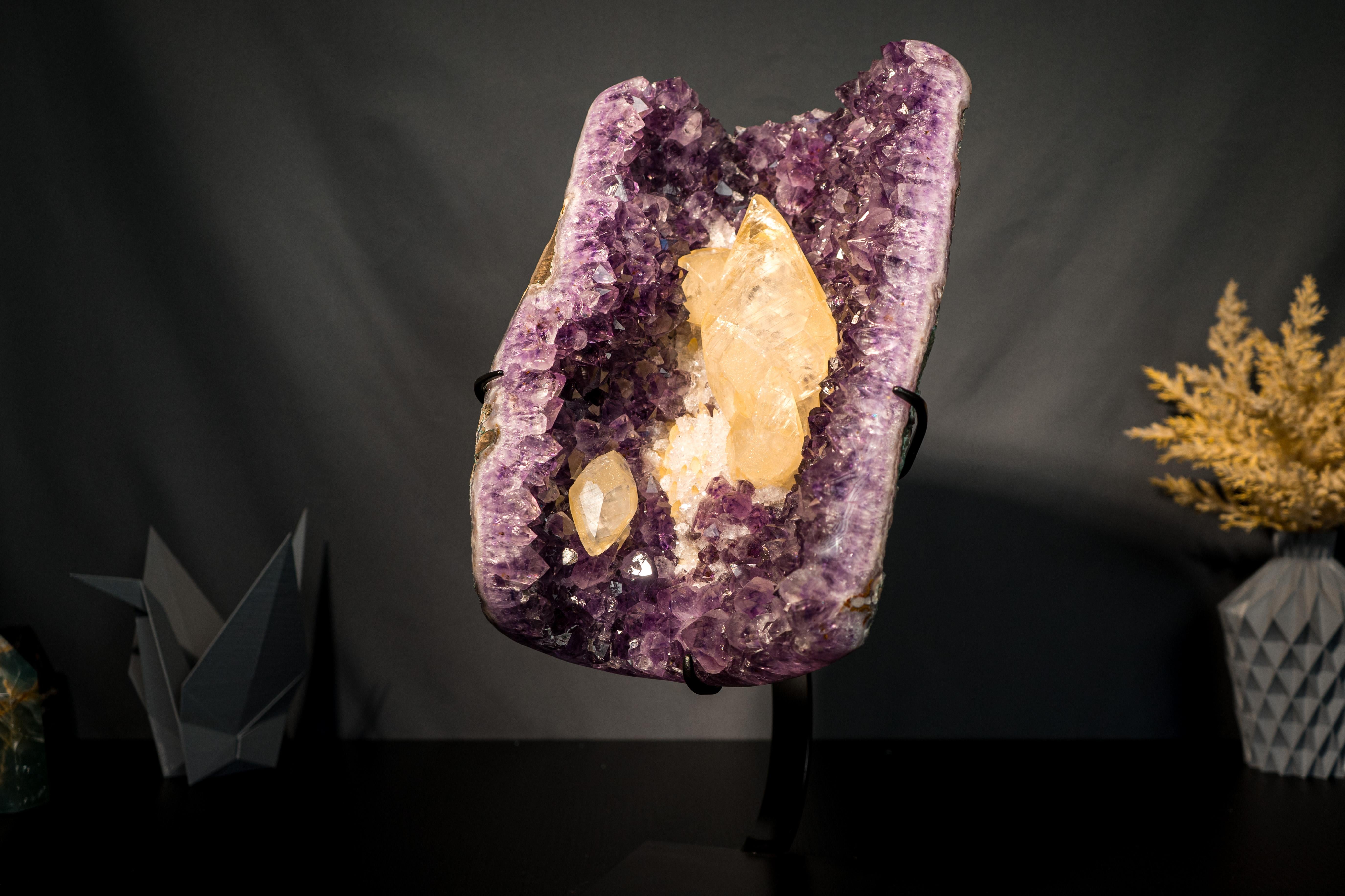 Rare Calcite Scalénoédrique Dorée sur Améthyste Pourpre de 8 pouces Neuf - En vente à Ametista Do Sul, BR