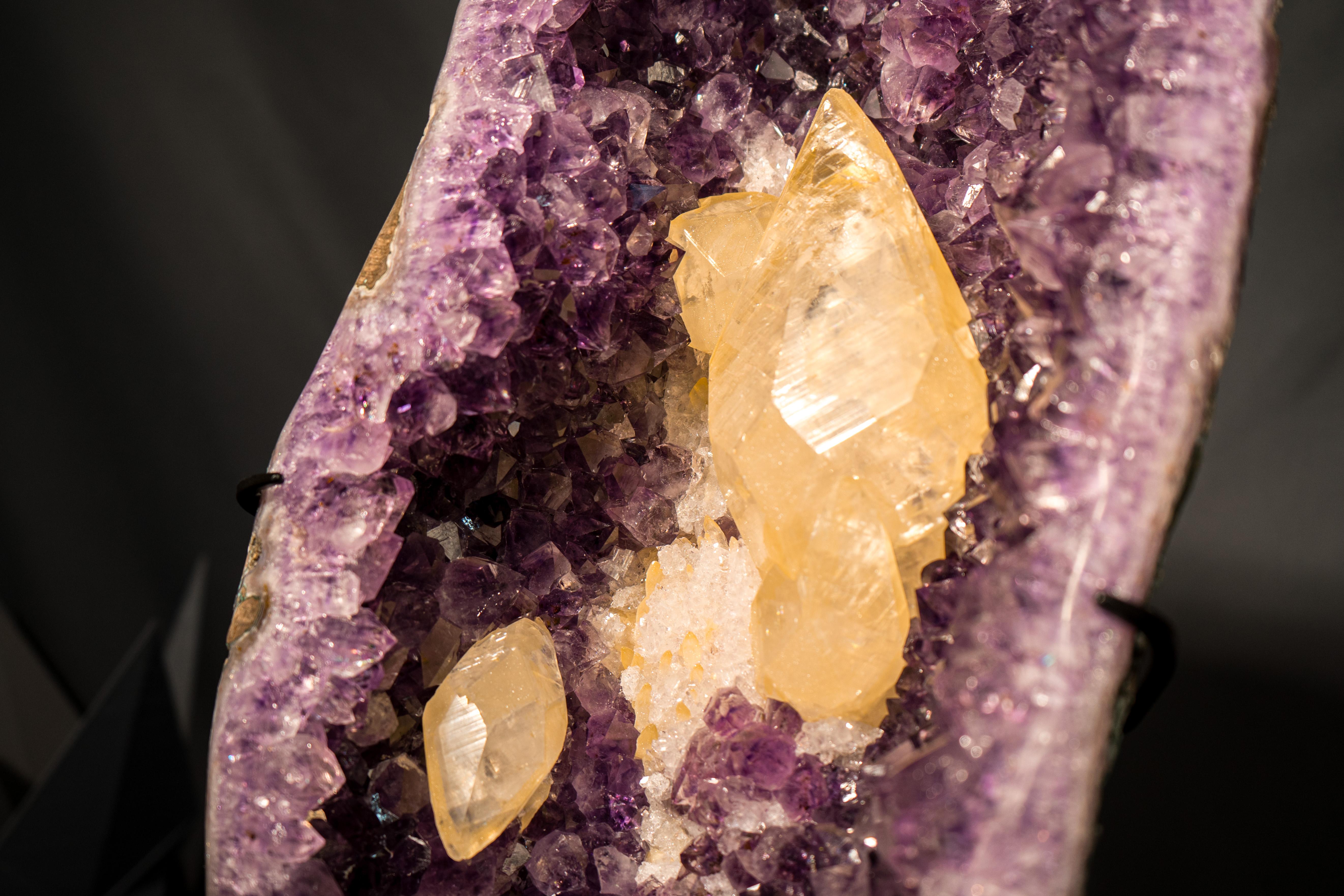 XXIe siècle et contemporain Rare Calcite Scalénoédrique Dorée sur Améthyste Pourpre de 8 pouces en vente