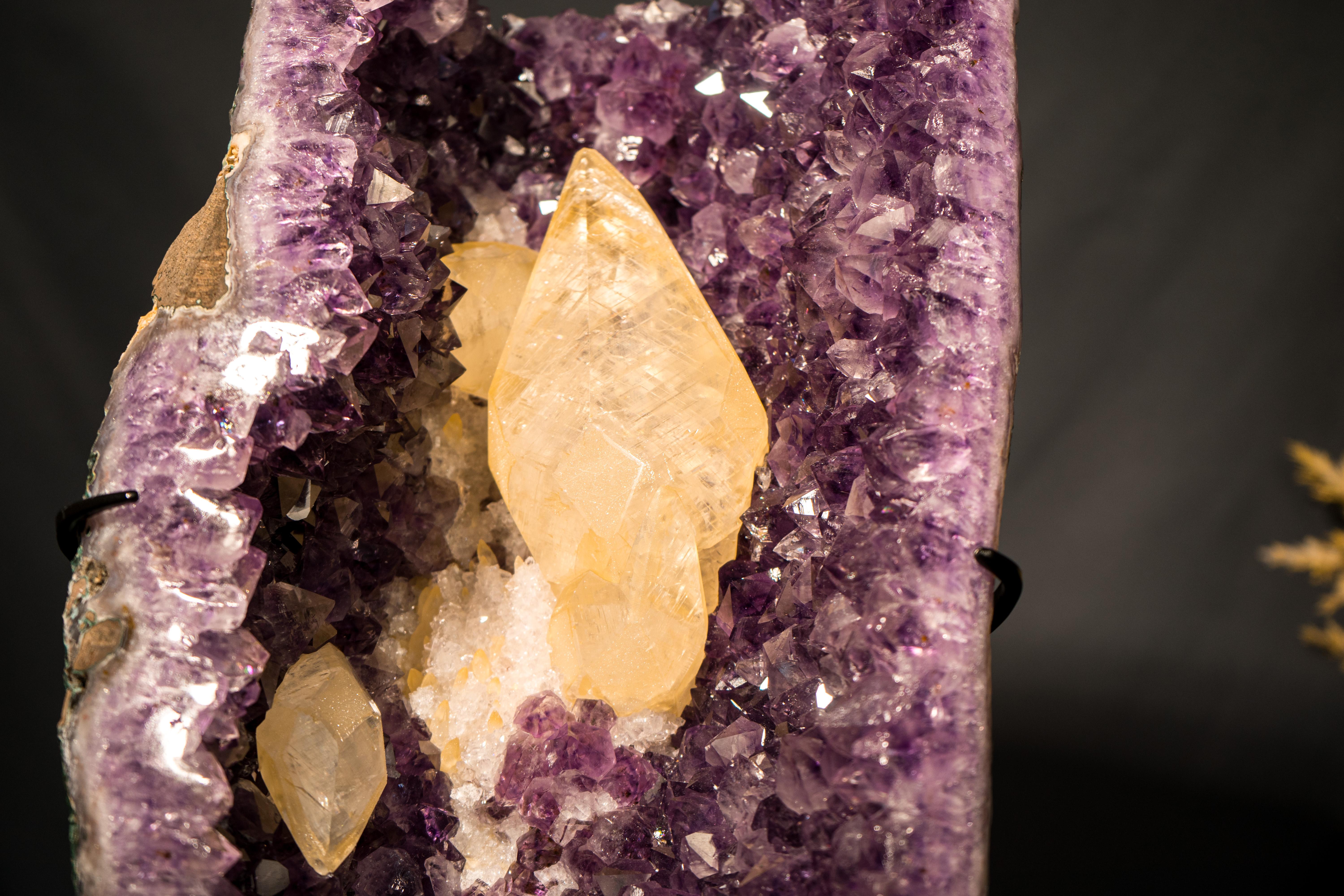 Cristal Rare Calcite Scalénoédrique Dorée sur Améthyste Pourpre de 8 pouces en vente
