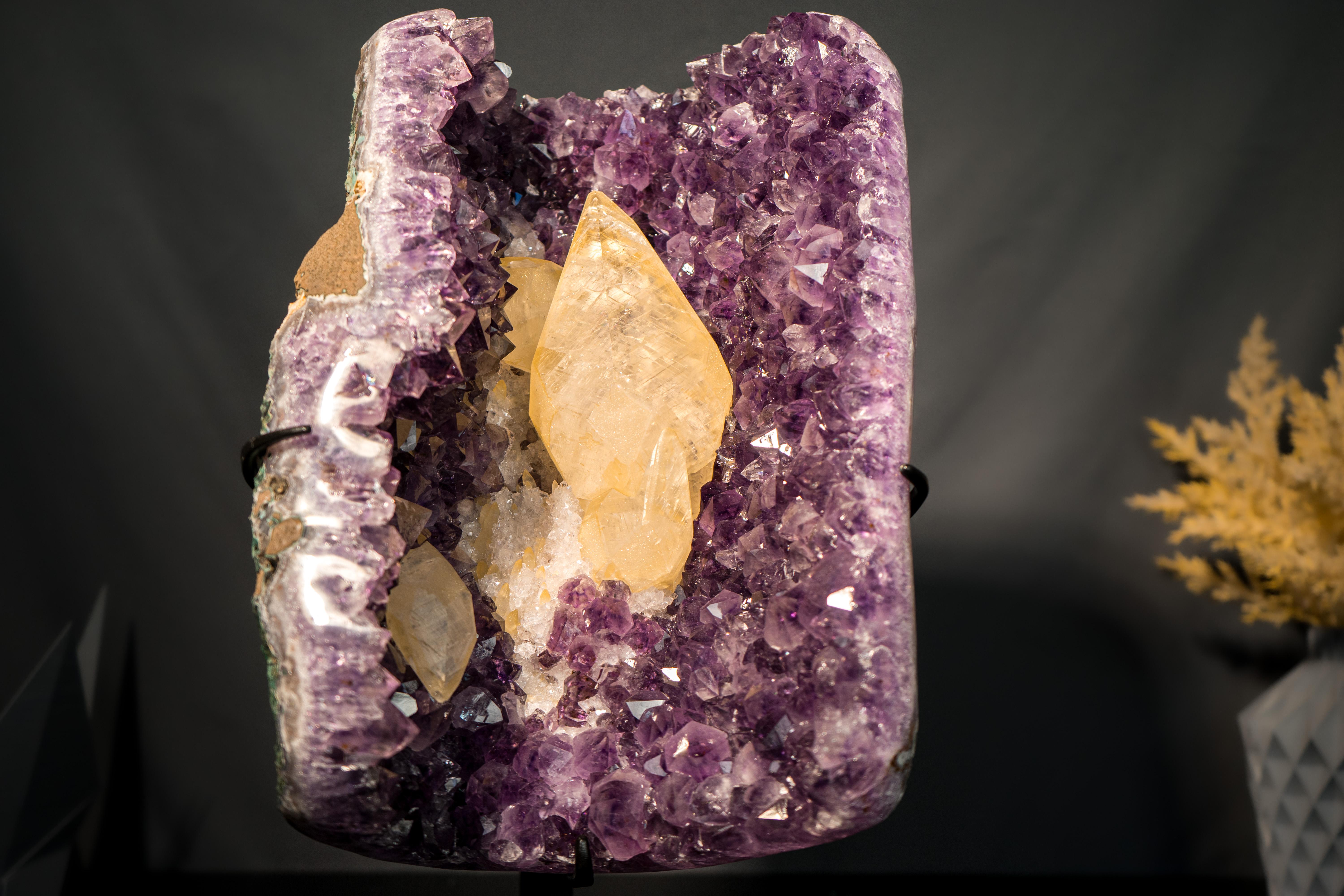 Rare Calcite Scalénoédrique Dorée sur Améthyste Pourpre de 8 pouces en vente 1