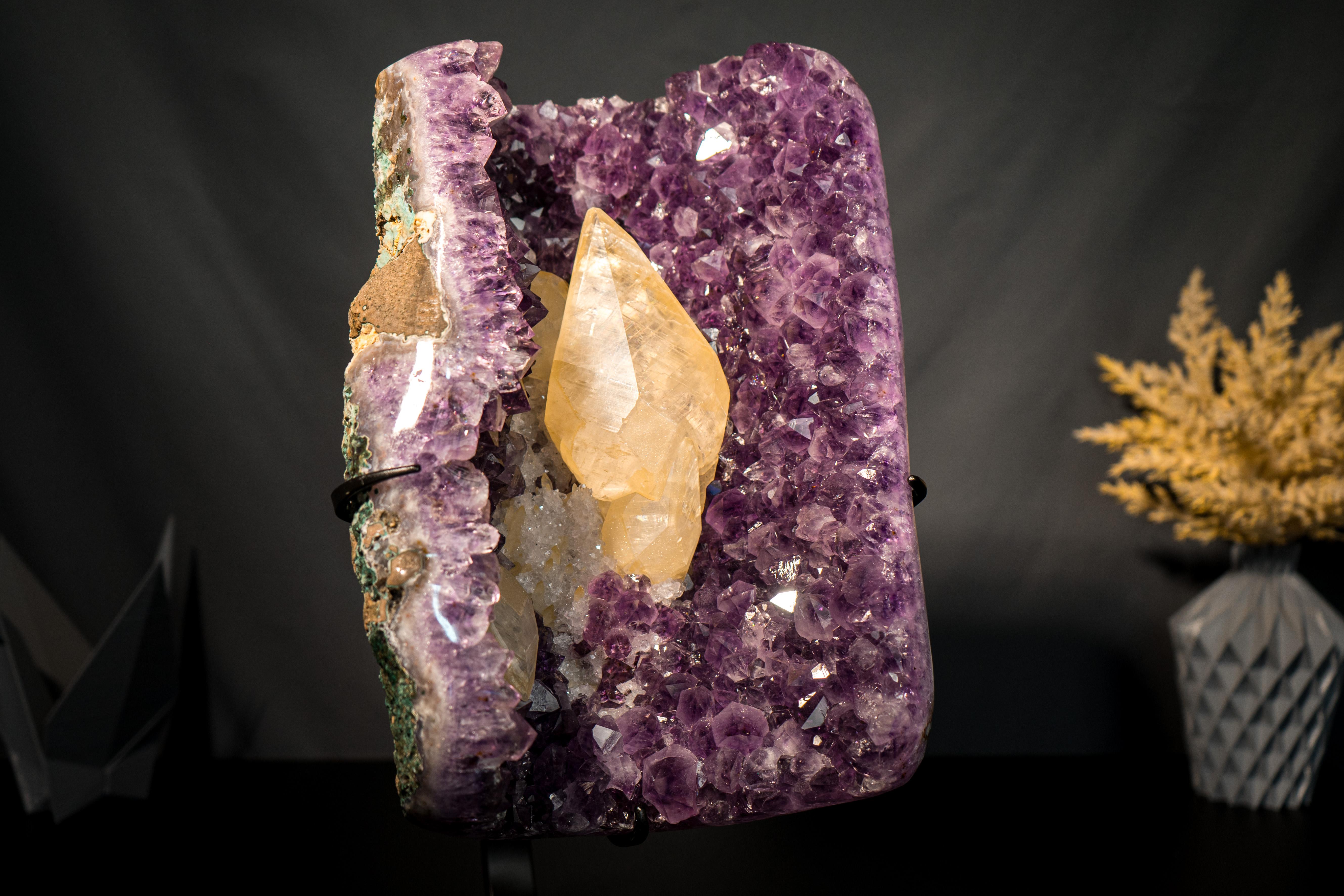 Rare Calcite Scalénoédrique Dorée sur Améthyste Pourpre de 8 pouces en vente 2