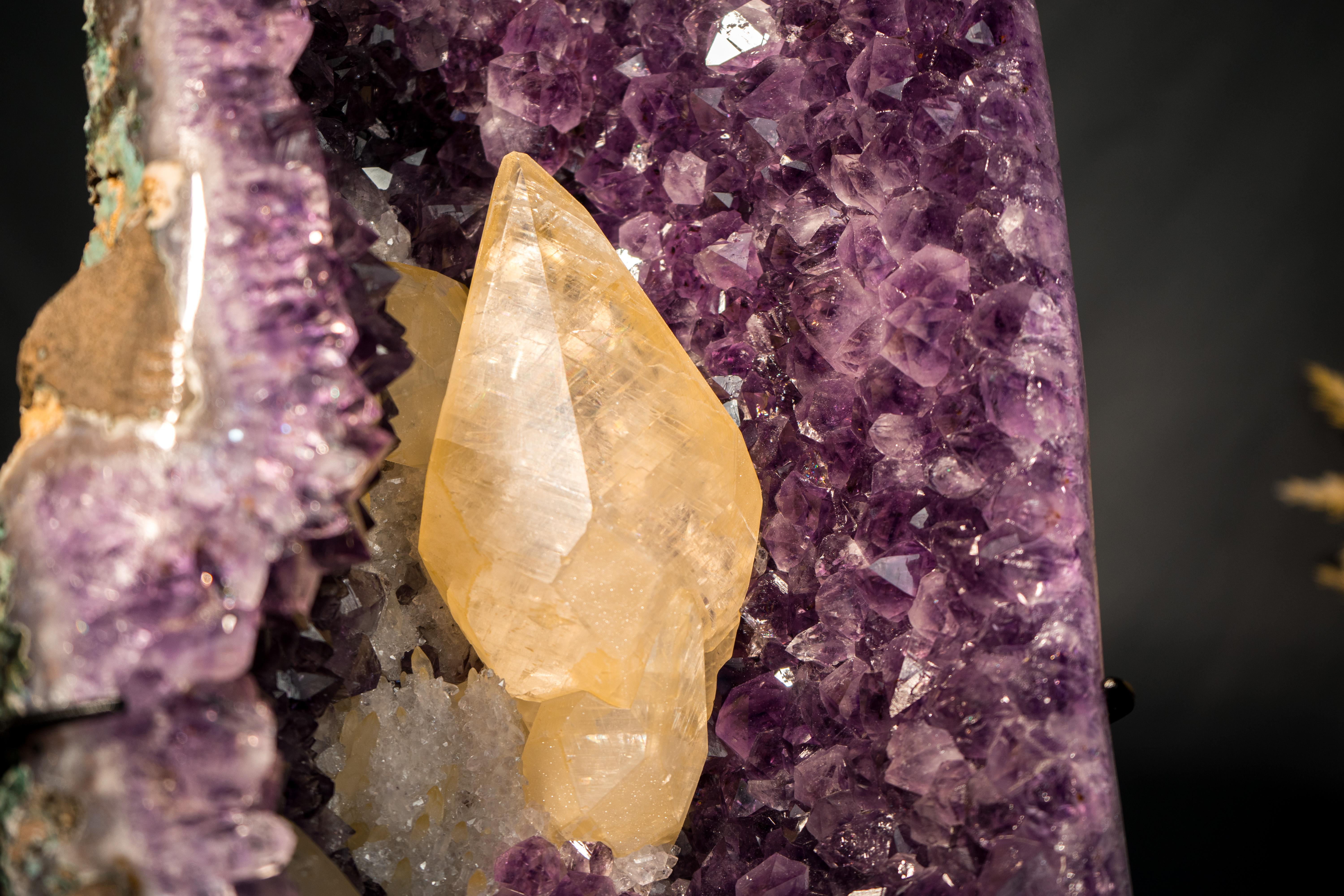 Rare Calcite Scalénoédrique Dorée sur Améthyste Pourpre de 8 pouces en vente 3