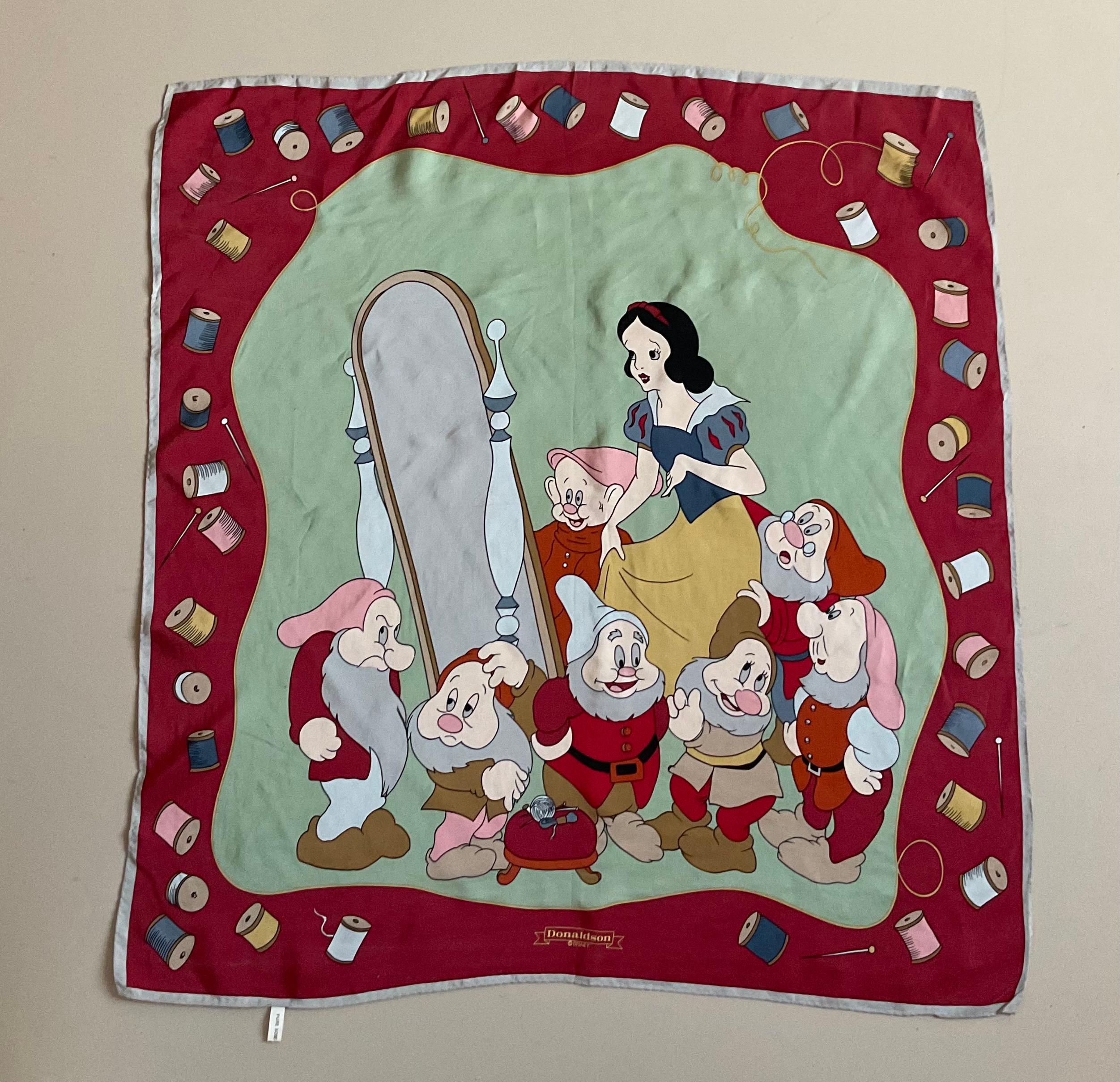 Questo raro foulard di seta Donaldson degli anni '80 è un vero pezzo da collezione, che cattura sia l'estrosità delle fiabe che la raffinata maestria della moda europea dell'epoca. Tessuto in pura seta, il foulard raffigura l'intramontabile storia