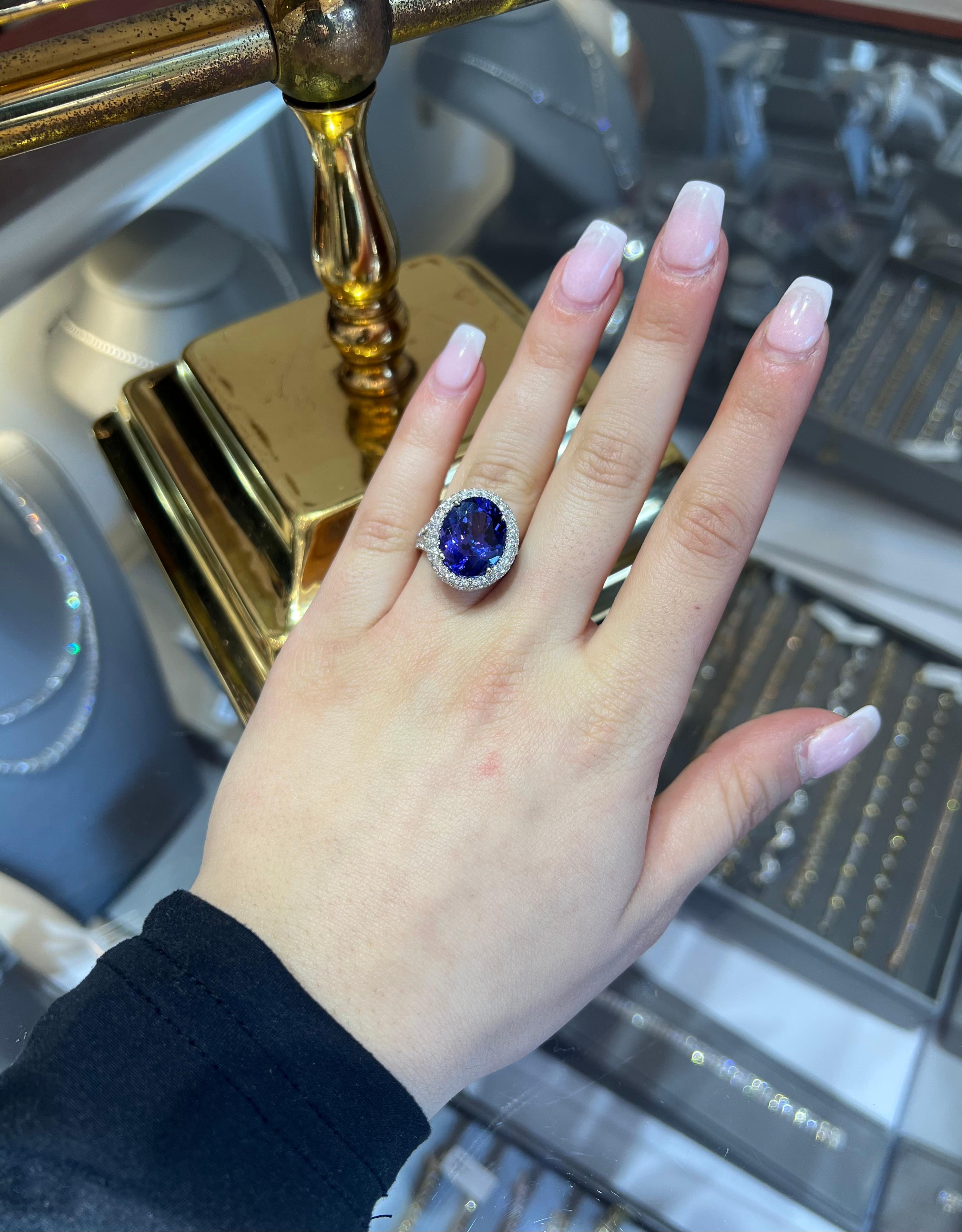 Seltener 8,56 ct Violett-Blauer Tansanit & Diamant Halo Ring in massivem 18K Weißgold (Zeitgenössisch) im Angebot