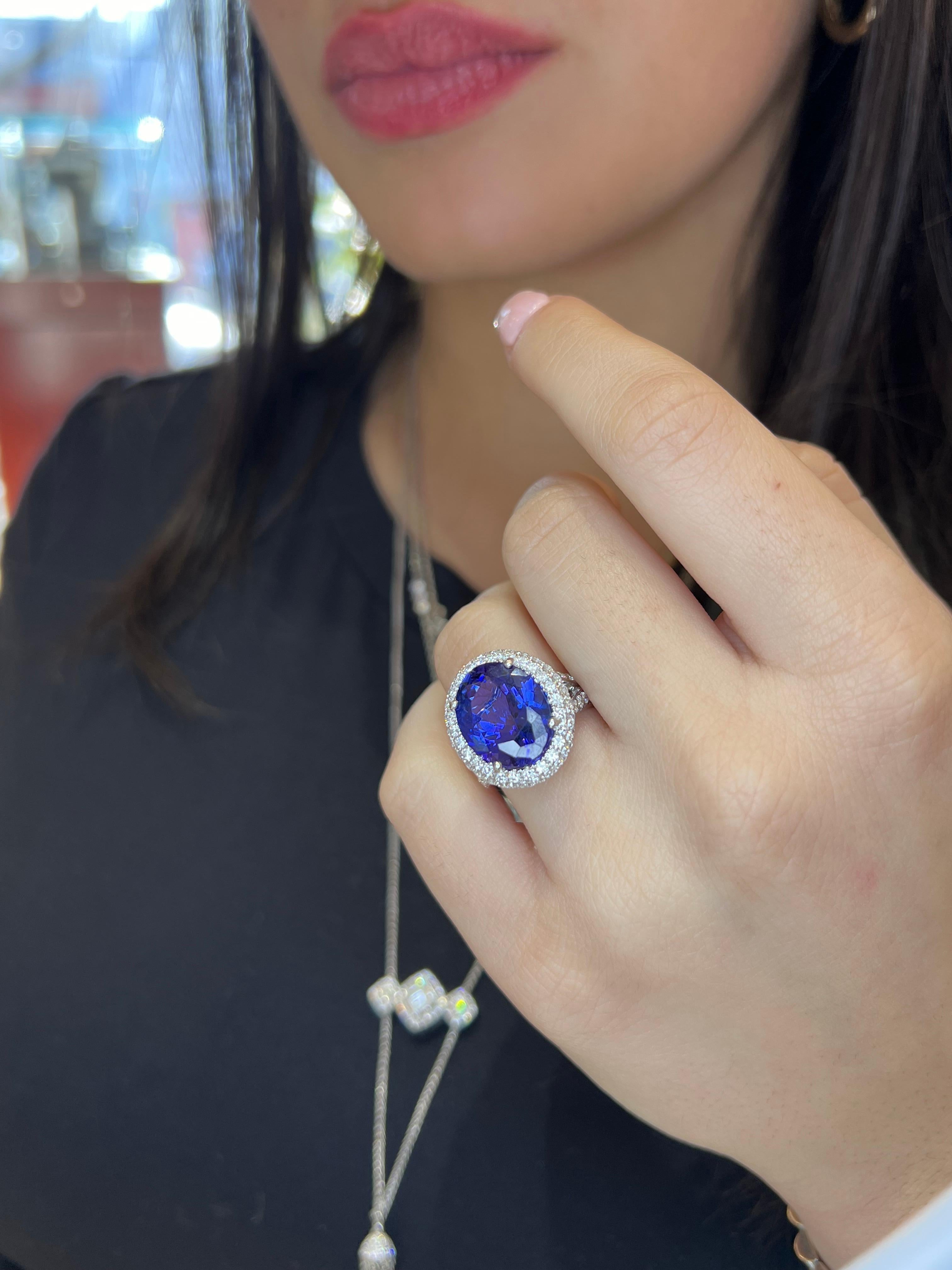 Seltener 8,56 ct Violett-Blauer Tansanit & Diamant Halo Ring in massivem 18K Weißgold im Zustand „Neu“ im Angebot in Great Neck, NY
