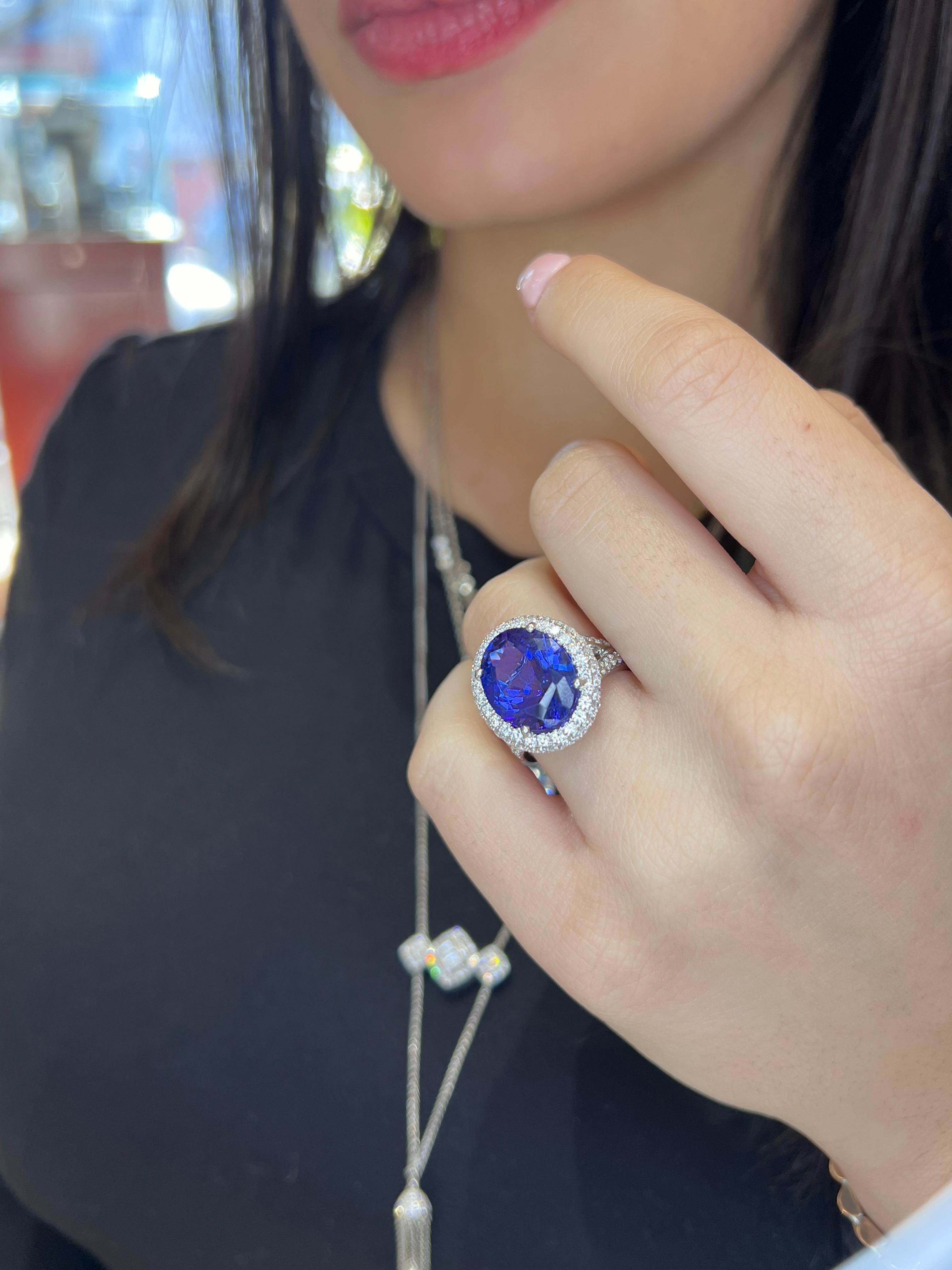 Seltener 8,56 ct Violett-Blauer Tansanit & Diamant Halo Ring in massivem 18K Weißgold Damen im Angebot