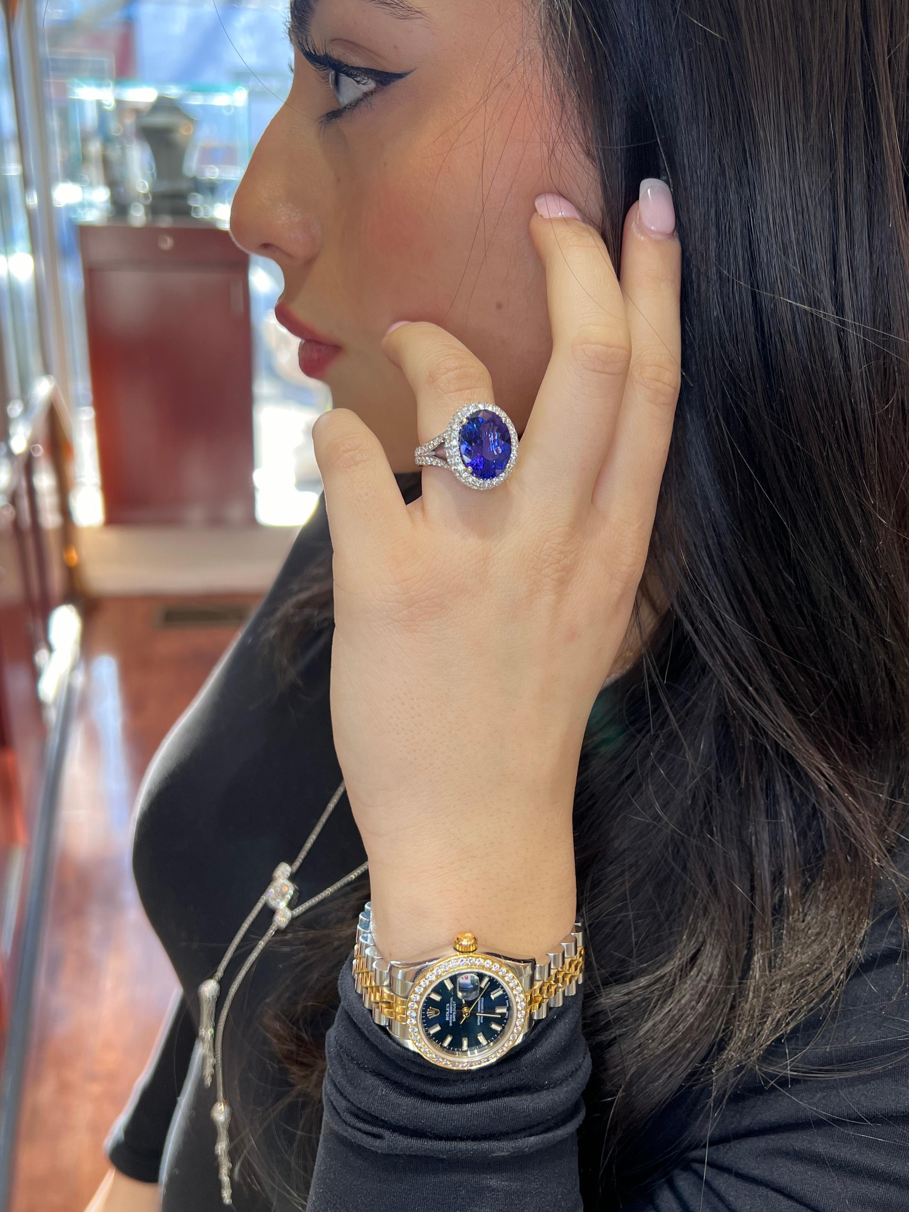 Seltener 8,56 ct Violett-Blauer Tansanit & Diamant Halo Ring in massivem 18K Weißgold im Angebot 2