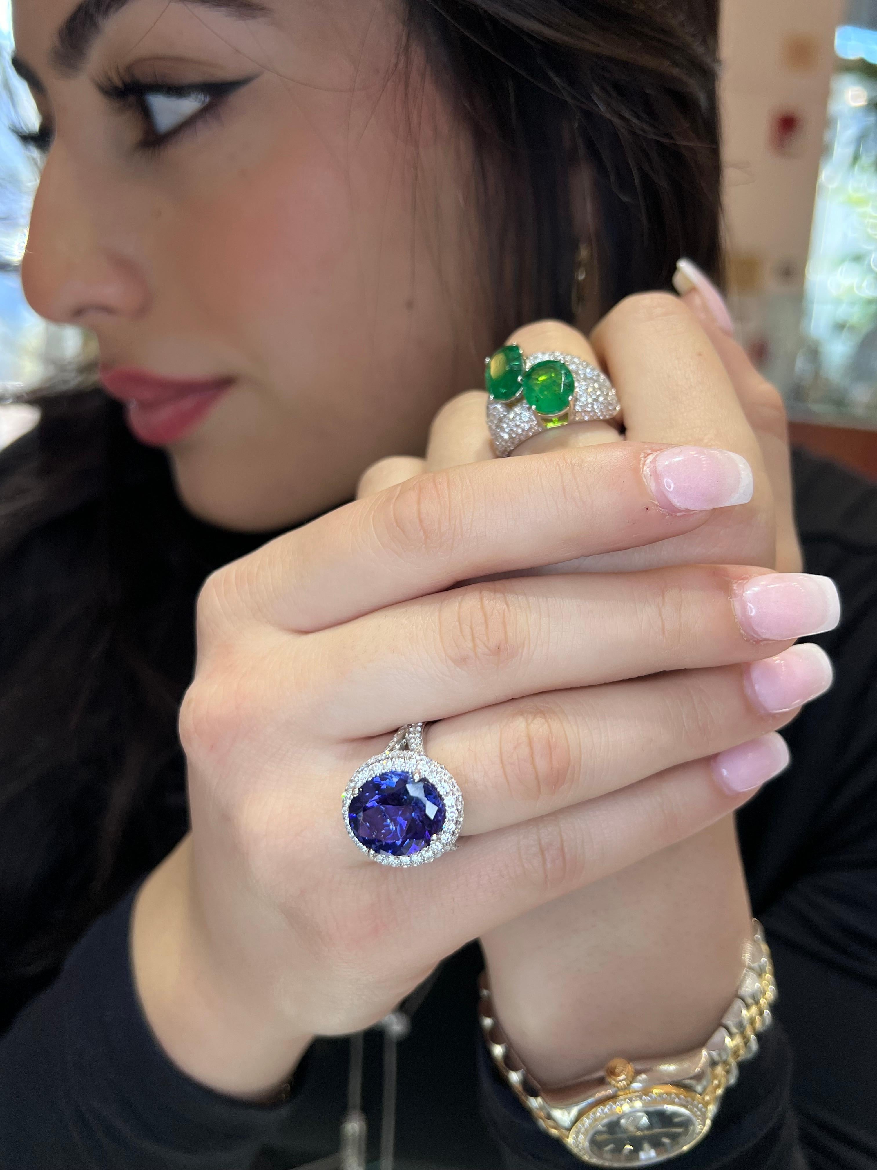 Seltener 8,56 ct Violett-Blauer Tansanit & Diamant Halo Ring in massivem 18K Weißgold im Angebot 3