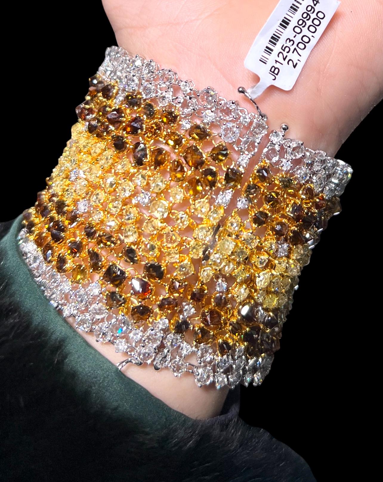 Seltenes 85,64ct Fancy Color Diamond Ombré breites Manschettenarmband in 18K Weiß & Gelb (Modernistisch) im Angebot