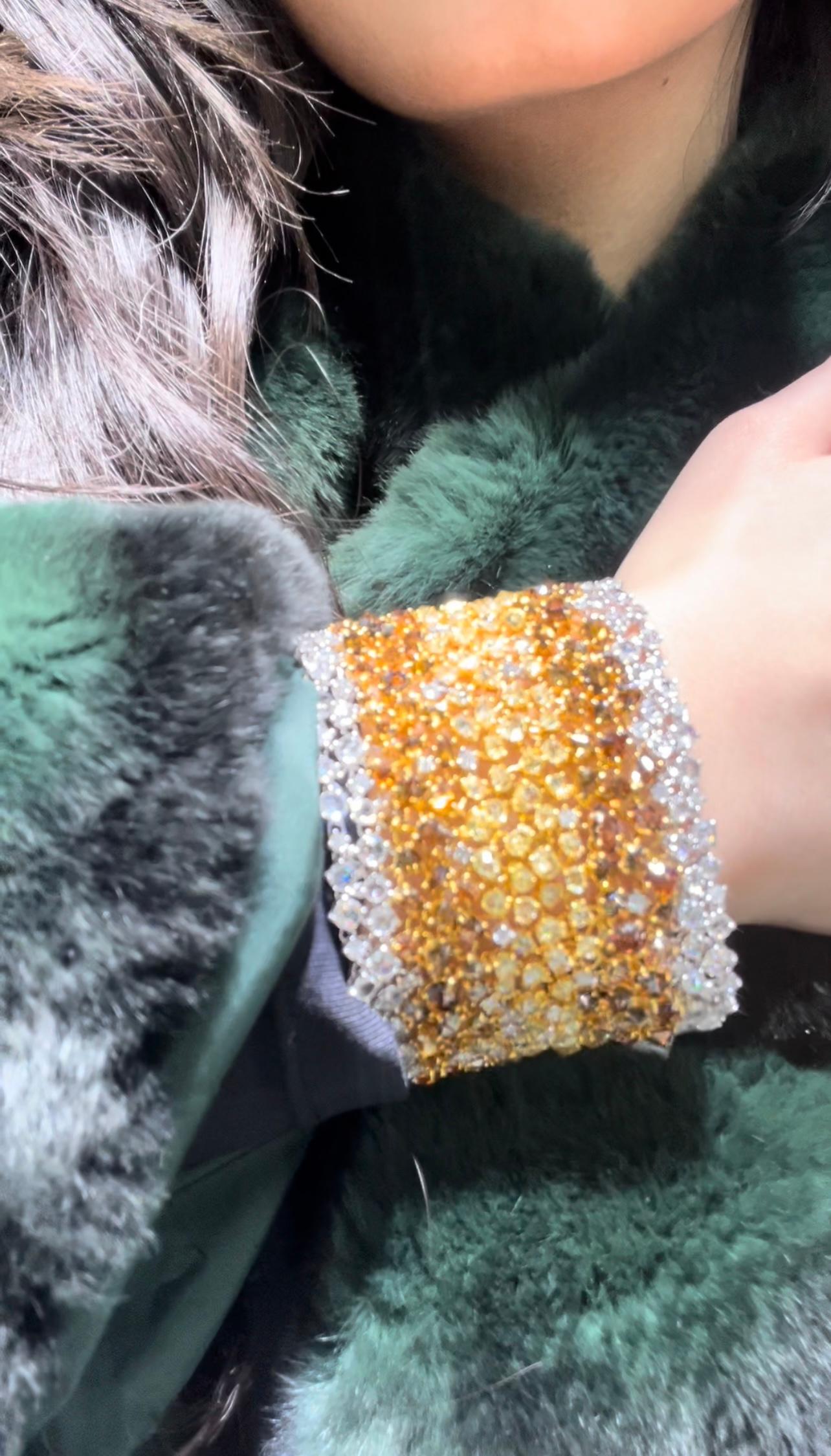 Seltenes 85,64ct Fancy Color Diamond Ombré breites Manschettenarmband in 18K Weiß & Gelb (Brillantschliff) im Angebot